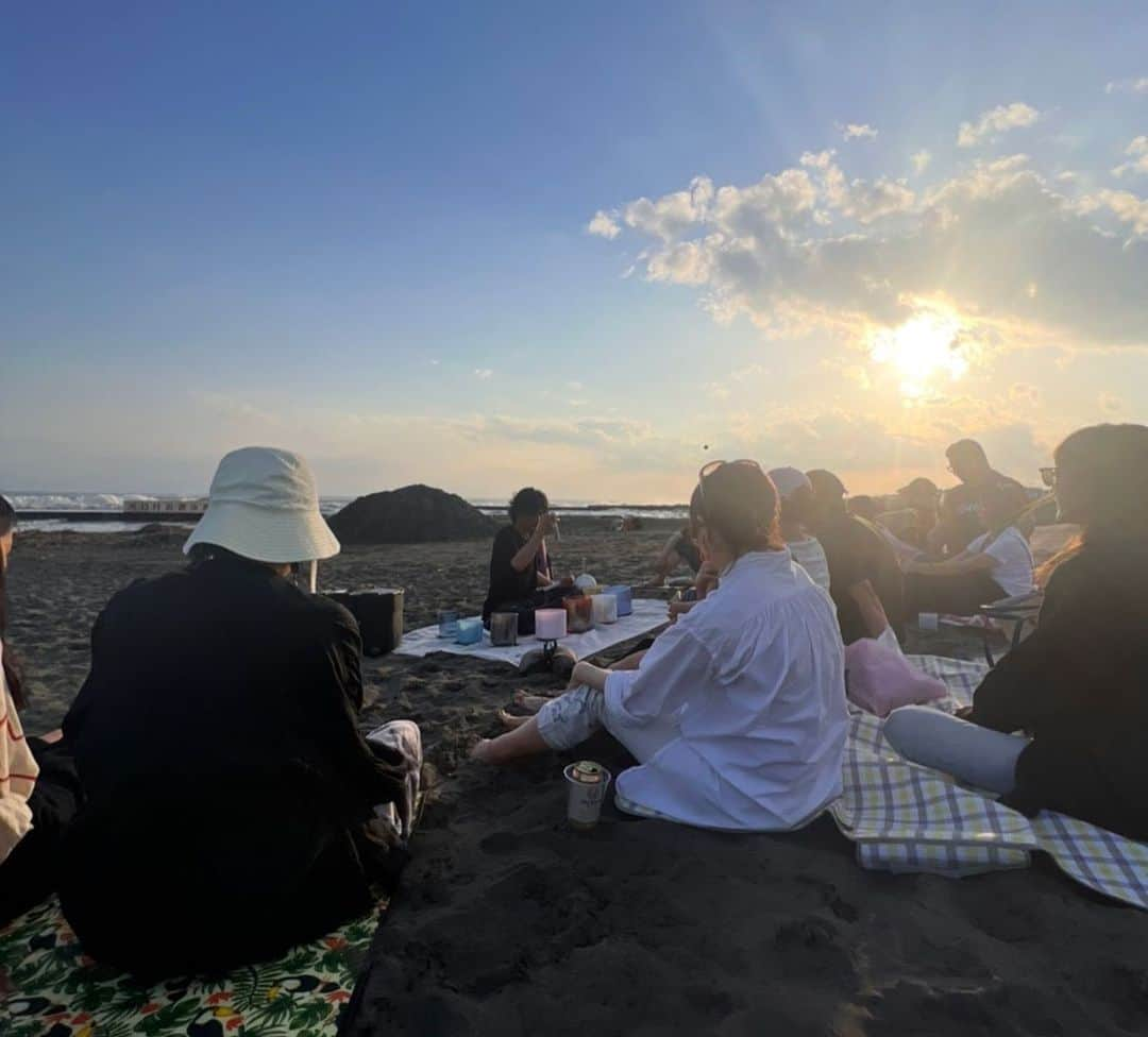 赤坂沙世さんのインスタグラム写真 - (赤坂沙世Instagram)「Birthday BBQ at beach   🌼まさかのウユニ塩湖出現 🌼もときさんの華麗なるオチ 🌼帰る帰る詐欺  一ヶ月前から計画してたbeach BBQ🏖️ 台風来てるから七月に延期かなぁと思ってたら、晴れた😳 しかもBBQ開始の時間ピッタリに合わせて晴れてくれた😳✨35歳でもしっかり晴れ女健在だったようで安心した。  そして私も全く予想してなかたったけど、ウユニ塩湖が出現して(笑)ウユニBBQが出来たり😳 みほりんがクリスタルボウルヒーリングを企画してくれて、みんなで浜辺で静かに音を感じてすごく平和な気持ちになったり☺️ クリスタルボウルを演奏してくれたモトキさんが最後のオチを作って全部持っていってくれたり😳(無事で本当に良かった🙏🏽) 友達が帰る帰る詐欺で、終電乗り遅れてくれてお泊まり会になったり🥰笑 本当に予想外の事の連続ドタバタ劇場だったけど全部最高の思い出🥰 なによりみんなの笑顔が見れて本当、私は幸せ者だ😊 素敵な新たなスタート切らせてくれてありがとう🌺」6月4日 22時08分 - sayoakasaka