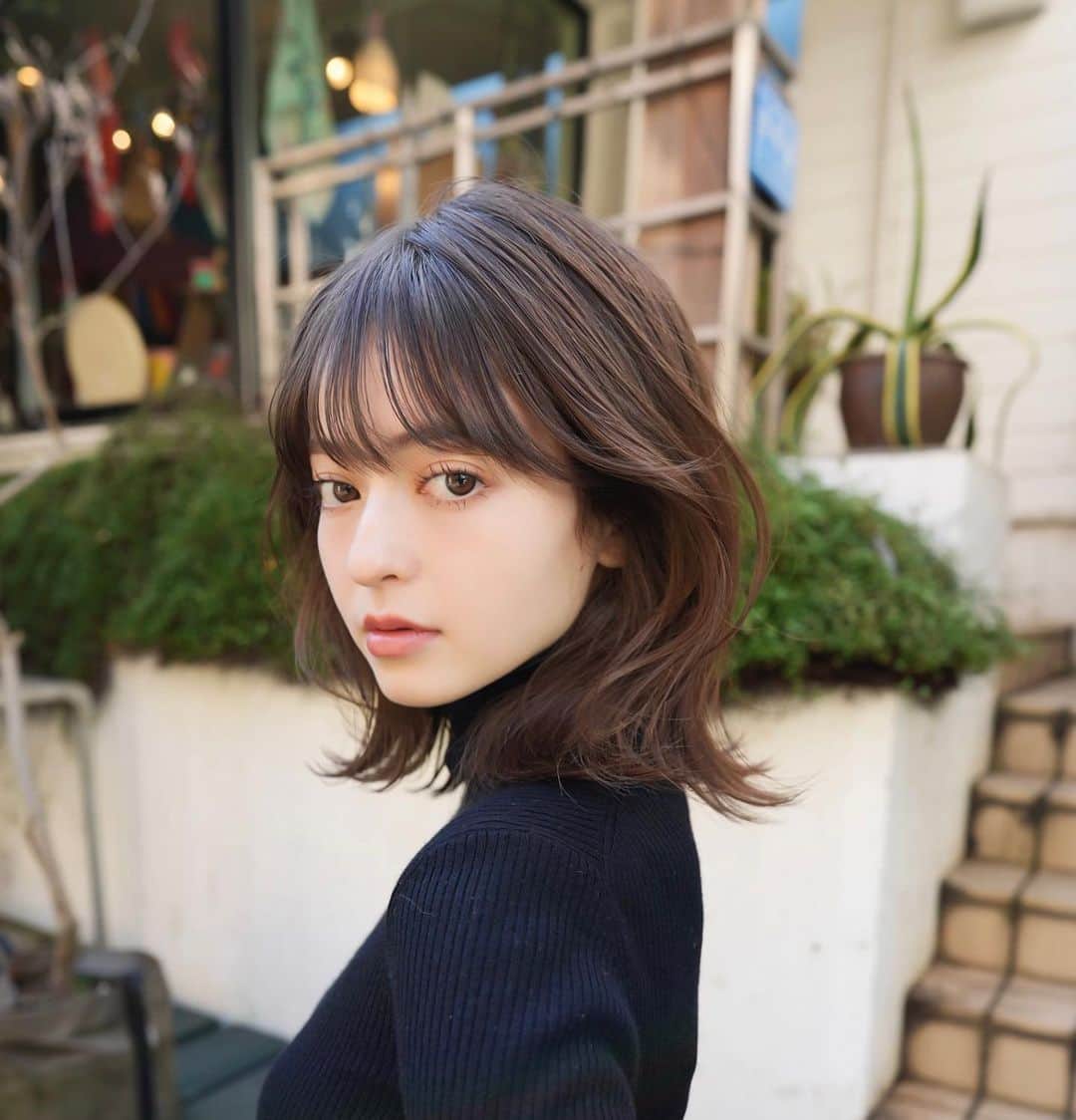 齋藤純也のインスタグラム：「ミディアムレイヤースタイル  柔らかい質感のヘアスタイルに束感があるカットのデザイン 骨格と輪郭と髪質に合わせて誰よりも似合うヘアスタイルを♪  ✴︎PRICE✴︎ カット✂︎7700円 カラー✂︎7700円  カットなしの場合シャンプーブロー料金+2200円 カラーはトリートメントin処方で圧倒的な艶感と手触りをプラスします。 ブリーチor3Dハイライト施術はプラス7700円です。 パーマ✂︎7700円 トリートメント✂︎種類多数によりカウンセリングで決めさせていただきます。5500円〜11000円 縮毛矯正✂︎17600円、前髪のみは6600円 ・ ネット予約が×の所もお電話かDMで時間調整できますので気軽にご連絡ください！ kelly.表参道本店　A1出口より徒歩45秒 東京都渋谷区神宮前5-2-5 JY表参道ビル２Ｆ kelly. ・ ・ ✔️群馬県伊勢崎市で出勤するスケジュールは隔週水曜日です。 群馬店は料金が異なります、お問い合わせください 群馬のご予約はＤＭまたは ホットペッパービューティーで  kelly. by L.O.G 検索✂︎ 在籍日程が少なくて申し訳ありません。 薬剤は最新のものを揃えました 群馬県伊勢崎市宮前町146-1」
