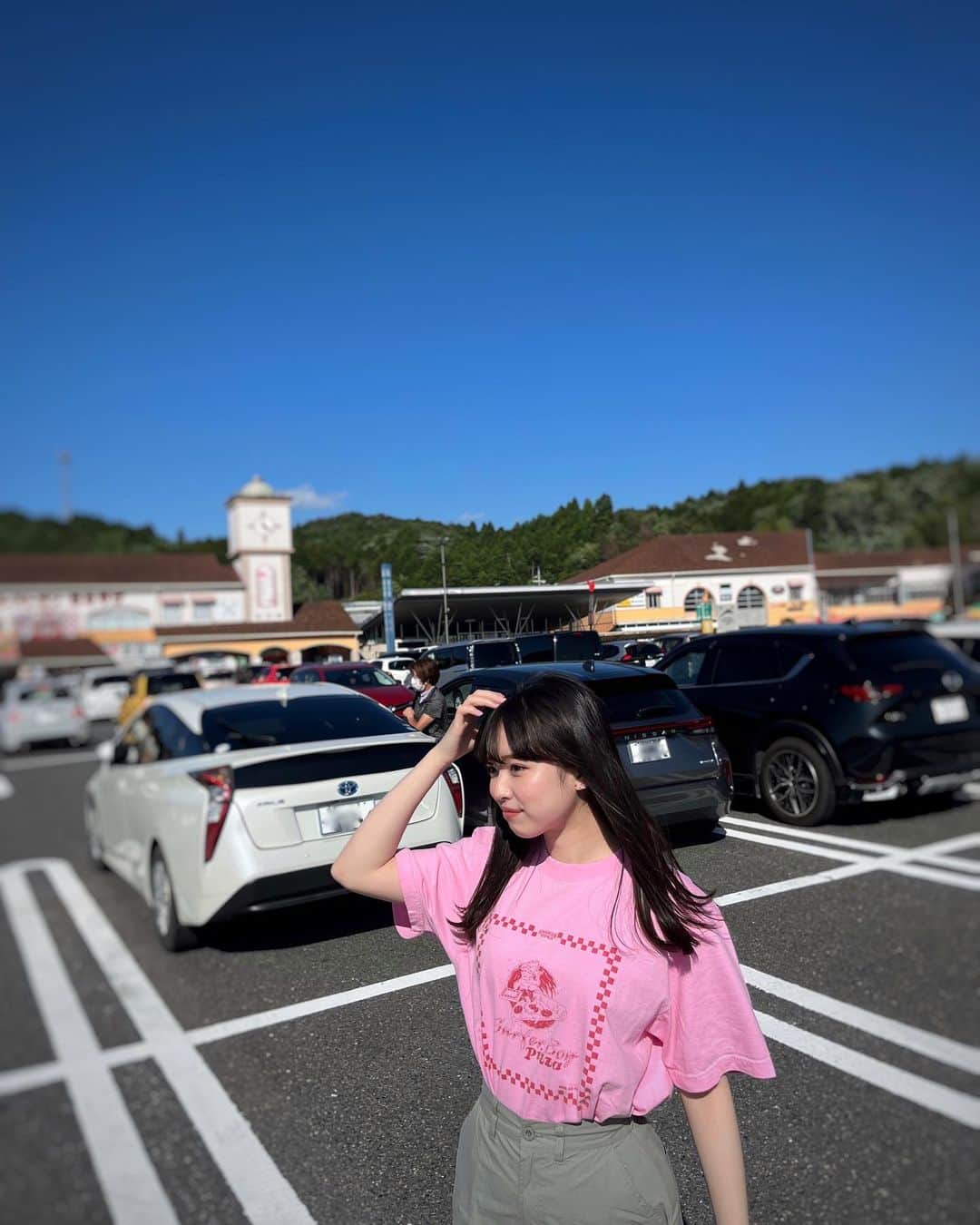 池未来実のインスタグラム：「おにゅーのピンクTシャツ。🩷 いい天気だったので家族でお出かけしてきました^ - ^  #05 #ootd #ljk #tシャツ #tシャツコーデ」