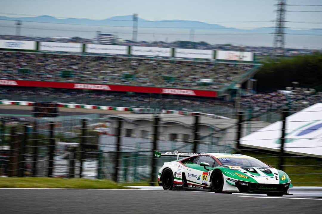 松浦孝亮さんのインスタグラム写真 - (松浦孝亮Instagram)「Super GT Rd.3 鈴鹿 決勝　P23  まず初めに、#23 松田次生選手が無事だった事が本当に良かったです。 彼には危険ドライブのペナルティが課せられていますが、それとは別にあれだけの大クラッシュで、大きな怪我をせずにいられたのは奇跡だったと思います。 #23のマシンは形を残していませんでした。20〜30年前のレーシングカーなら間違いなく、私を含め松田選手も無傷ではマシンを降りられなかったでしょう。 今の技術、サーキットの設計、マーシャルの素早い対応、全てに感謝致します。  あのクラッシュ後の映像は映っていませんでしたが、我々のLamborghini Huracan GT3は全損でした。貰い事故とは言え、本当に残念ですしオーナーの則竹監督や、メカのみんなにも迷惑をかけてしまいました。  レースの方は14位からのスタートで、4周目に1回目のピット義務を終え、変則的なストラテジーでレースを進めました。 難しい路面コンディションに戸惑いながらも、最後は9位を走行中にあのアクシデントが起きました。 完全な貰い事故で、どうする事もできませんでした。あの後すぐに赤旗ならば結果は9位フィニッシュでしたが、クラッシュの後にSCが2周してしまったので、正式結果はP23でした。(赤旗の場合は1周前の順位で終わります)  昨年の富士でも大クラッシュがあり、今回の大クラッシュもドライバーがもう少し先読みをしていれば防げたクラッシュ。取り返しのつかない事が起きる前に、ドライバー全員で、考え直さないといけないですね。 #lamborghinihuracangt3 #lamborghini #supergt」6月4日 22時14分 - ko_matsuura