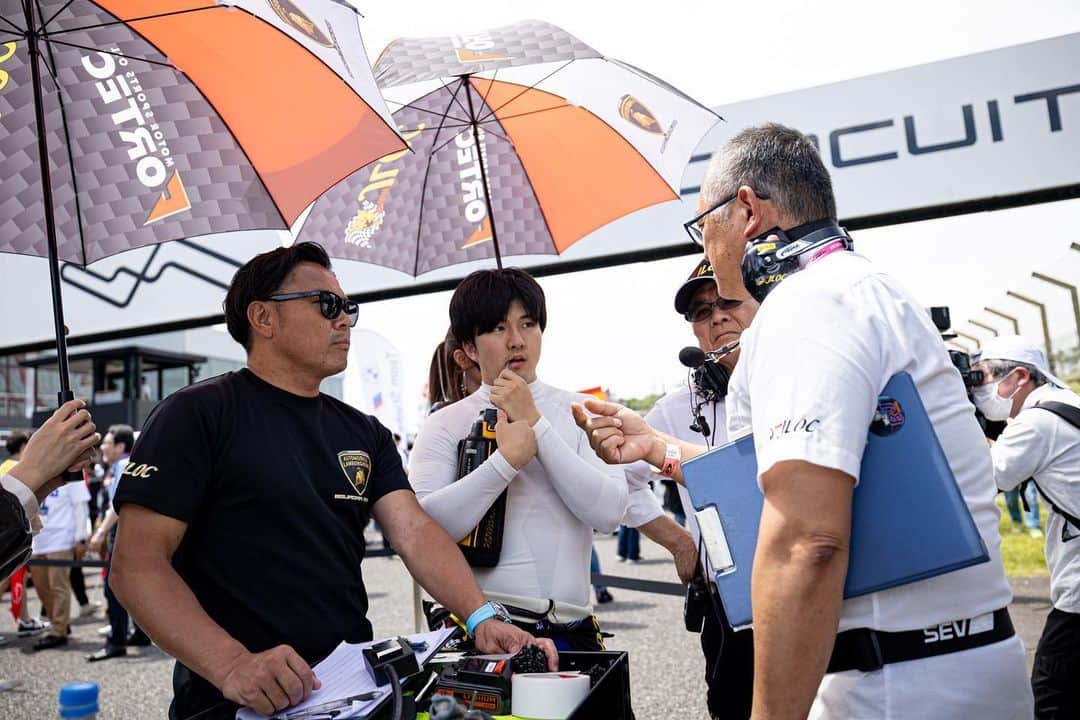 松浦孝亮のインスタグラム：「Super GT Rd.3 鈴鹿 決勝　P23  まず初めに、#23 松田次生選手が無事だった事が本当に良かったです。 彼には危険ドライブのペナルティが課せられていますが、それとは別にあれだけの大クラッシュで、大きな怪我をせずにいられたのは奇跡だったと思います。 #23のマシンは形を残していませんでした。20〜30年前のレーシングカーなら間違いなく、私を含め松田選手も無傷ではマシンを降りられなかったでしょう。 今の技術、サーキットの設計、マーシャルの素早い対応、全てに感謝致します。  あのクラッシュ後の映像は映っていませんでしたが、我々のLamborghini Huracan GT3は全損でした。貰い事故とは言え、本当に残念ですしオーナーの則竹監督や、メカのみんなにも迷惑をかけてしまいました。  レースの方は14位からのスタートで、4周目に1回目のピット義務を終え、変則的なストラテジーでレースを進めました。 難しい路面コンディションに戸惑いながらも、最後は9位を走行中にあのアクシデントが起きました。 完全な貰い事故で、どうする事もできませんでした。あの後すぐに赤旗ならば結果は9位フィニッシュでしたが、クラッシュの後にSCが2周してしまったので、正式結果はP23でした。(赤旗の場合は1周前の順位で終わります)  昨年の富士でも大クラッシュがあり、今回の大クラッシュもドライバーがもう少し先読みをしていれば防げたクラッシュ。取り返しのつかない事が起きる前に、ドライバー全員で、考え直さないといけないですね。 #lamborghinihuracangt3 #lamborghini #supergt」