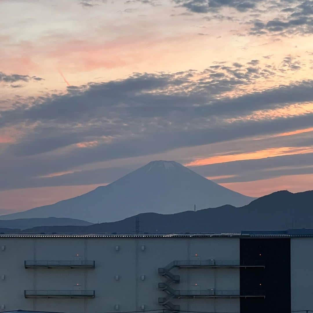 柿崎洋一郎さんのインスタグラム写真 - (柿崎洋一郎Instagram)「今年4月に出来たばかりの ザ・アウトレット湘南台へ 夕暮れの富士山が綺麗でした」6月4日 22時14分 - kakiyan37