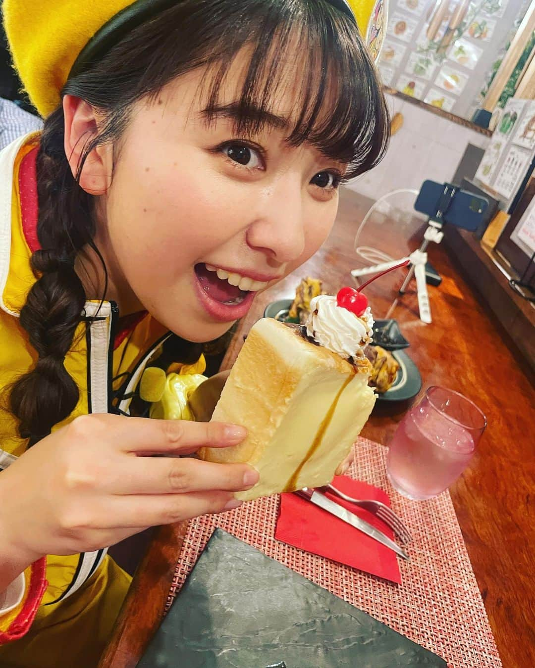 佐々木彩夏さんのインスタグラム写真 - (佐々木彩夏Instagram)「💛  お誕生日おめでとう💛💛 これからもいっぱい一緒においしいもの食べようね🍖笑  #しおりん #おめでとう #あーりんぐらむ」6月4日 22時25分 - ayaka_sasaki_official