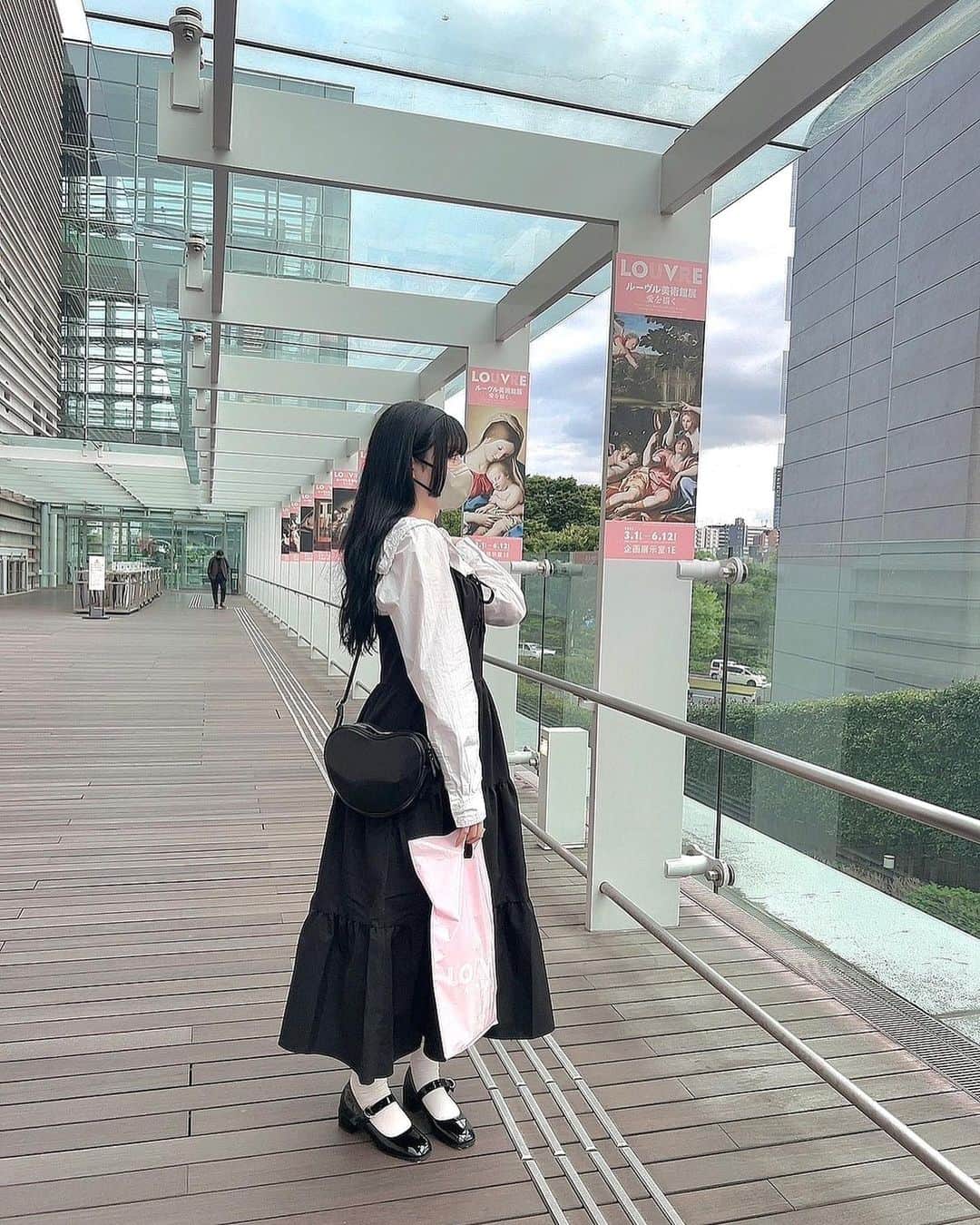 月雲ねるのインスタグラム：「しきちゃんと絵をみた🖼 しきちゃん眼鏡忘れたからガイド音声買ってたんだけど、良さそうだったからつぎの機会にはわたしも使ってみようとおもった、かなりたのしかった」