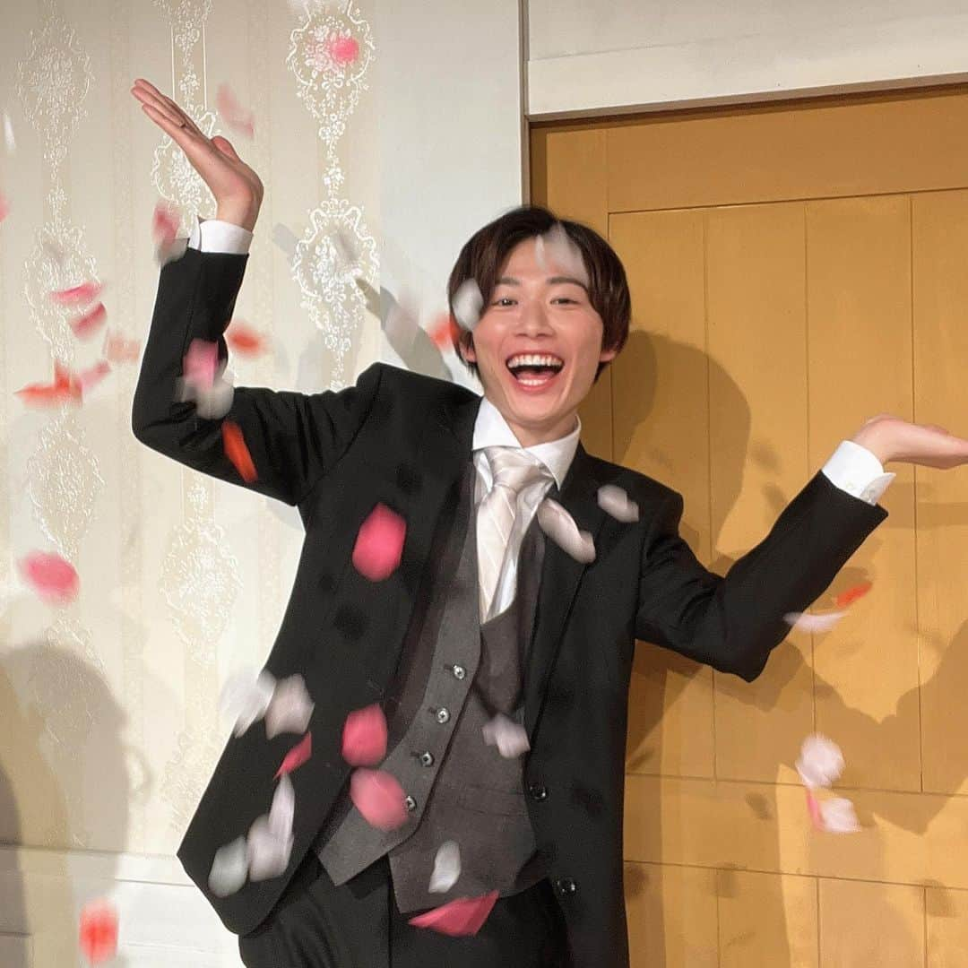 飛田 一樹のインスタグラム：「最近周りで結婚式多くてとってもはっぴーで幸せお裾分けありがとうございますて感じで日常送らせていただいておりますありがとうございます  #結婚 #ウエディング #余興 #冠婚葬祭 #白ネクタイ #大親友の彼女の連れ #美味しいパスタ作ったお前 #末永くお幸せに #花びら #ブーケトス」