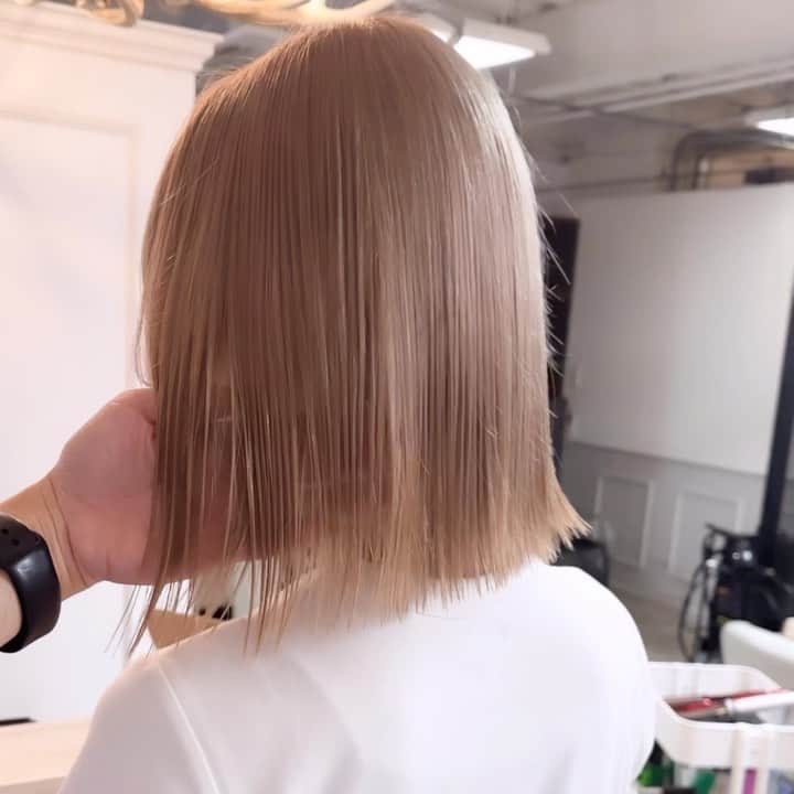 のインスタグラム：「✨ダメージレスブリーチ✨ ⁡ ⁡ 🎨カラーが不安な方必見🎨 自分史上最高のヘアスタイルとサラツヤヘア😍 ⁡ 是非お気に入りなスタイルはいいね👍保存お願い致します♪良ければフォローもお願い致します😍 ⁡ 最高の髪質改善トリートメント出来ました\(//∇//)\ 顧客のお客様から新規のお客様まで初回は¥10000となっております◎ 是非体感してください\(//∇//)\ ⁡ ※僕が載せてるオリジナルダメージレスブリーチは僕にしかできません！！ ⁡ ⁡ 独自の方法と薬剤を使用している特殊技術です。 いいなぁと思ったらいいね押してくれると喜びます😆⭕️ ⁡ 来店されるときは 髪型を @yuki__sakashitaのラインナップから好きなスタイルを保存して見せてくださいね😍 ⁡ あとは、髪の状態や似合わせであなたに似合う髪型、カラーをご提案させていただきます。 ⁡ 🉐新規クーポン🉐 カット＋ダブルカラー+トリートメント　¥16800- カット＋ケアカラー＋髪質改善　¥18500- 髪質改善　　　　　　　　　　　¥10000- ⁡ ⁡ 🐥良くある質問🐥 Q.カラーのもちは？ A.デザインカラー(ハイライト、バレイヤージュetc)は2〜3ヶ月 ブリーチカラー(全頭ブリーチ、インナーカラー)1〜2ヶ月 Q.オリジナルダメージレスブリーチとはなんですか？ A.僕にしかできないトリートメントとブリーチを配合➕前処理トリートメント、アフタートリートメント髪のダメージレベルを見極めて調合します。 Q.どんな髪質でも大丈夫ですか？ すでに過度のダメージがあったり、黒染め履歴がある場合は希望のカラーにするためのプロセスが異なる場合があります。 その場合でも最善の提案をさせていただきます。 Q.髪質改善はどんな髪でも出来ますか？ ブリーチしてる方からしてない方まで幅広く対応できます！ 軟毛〜普通毛　一回で感動レベル🥺 硬毛、癖毛　1〜2回で完璧に仕上げます！ Q.髪質改善のもちは？ 1ヶ月以上です✨ もちろん繰り返すほど定着しやすくなりもっとモチも良くなります^ ^ ⁡ 👑カラースペシャリスト👑 ✂️ダメージ90%OFFのブリーチができる ✂️豊富な経験で失敗しないカラーができる ✂️年間1000人以上担当している実績 ⁡ 🔱カラーの失敗が心配な人でも大丈夫🔱 僕のオリジナルダメージレスブリーチは他店ではマネ出来ないやり方です。✨ カラーなら僕にお任せください💗 今までのブリーチに比べて圧倒的にダメージレス、ツヤツヤカラーを楽しめます。 豊富な経験によるカラー知識であなたの なりたいカラー叶えます✨ ⁡ ✂️痛みたくない ✂️可愛いカラーになりたい ✂️デザインカラーを楽しみたい ✂️手触り良くしたい ✂️透明感が欲しい ✂️赤みオレンジ味を無くしたい カラーが不安な方は一度カラー美容師阪下までご相談ください😆 ⁡ 👑丁寧なマンツーマン接客👑 お客様を1人1人幸せにしたいという想いから 1人1人マンツーマンで接客させていただいてます😄一緒にステキな髪型作りましょう ⁡ 丁寧な接客と技術でお客様に少しでも素敵な 時間を過ごして頂けると嬉しいです。 ⁡ このインスタをみて好感を持ってもらい僕に髪の毛を任せてもらえるようでしたらお客様に喜んで頂けるよう全力で綺麗にさせていただきます✨ ⁡ ご予約ご相談は 🕴トップのURLまたはDM 担当:阪下裕紀 ⁡ 住所 東京都渋谷区神宮前4-26-2守谷ビル2F アクセス ⁡ 千代田線 明治神宮前駅 徒歩5分 副都心線 明治神宮前駅 徒歩5分 JR原宿駅　徒歩7分 東京メトロ　表参道駅　徒歩7分 ⁡ ⁡」