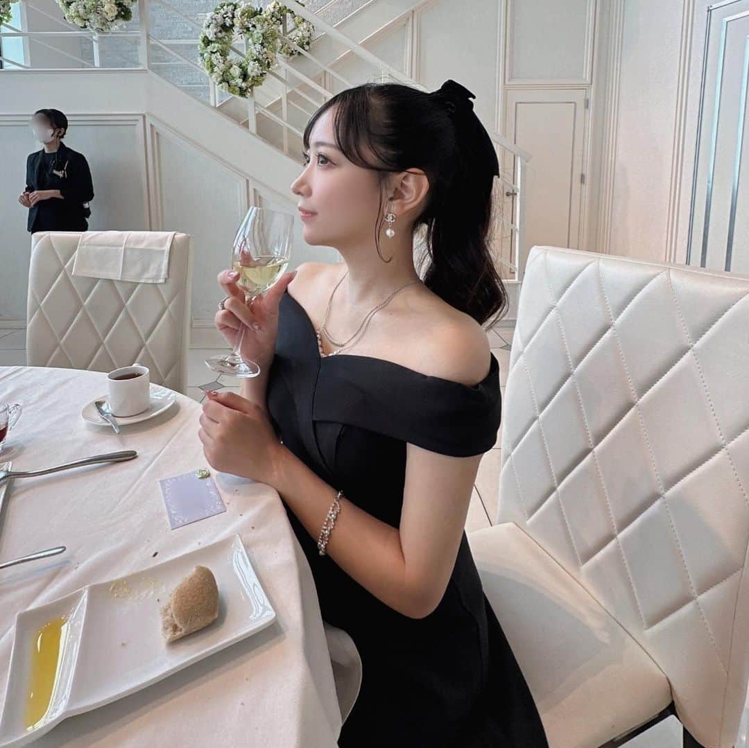 のインスタグラム：「結婚式に行ってきました💍💐 ° ステキすぎた🥹🤍 ° #結婚式 #結婚式コーデ #結婚式ヘアアレンジ #お呼ばれヘア #お呼ばれコーデ #お呼ばれドレス #お呼ばれワンピ #ヘアアレンジ #ポニーテール #ウェディングヘア #オケージョンドレス」