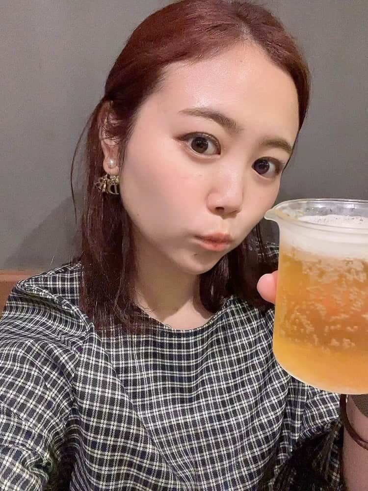 森詩織のインスタグラム：「瓶ビールの1杯目は一気しちゃう🥺 イベントするときまた一緒に飲みましょう🍺 #酒もり」