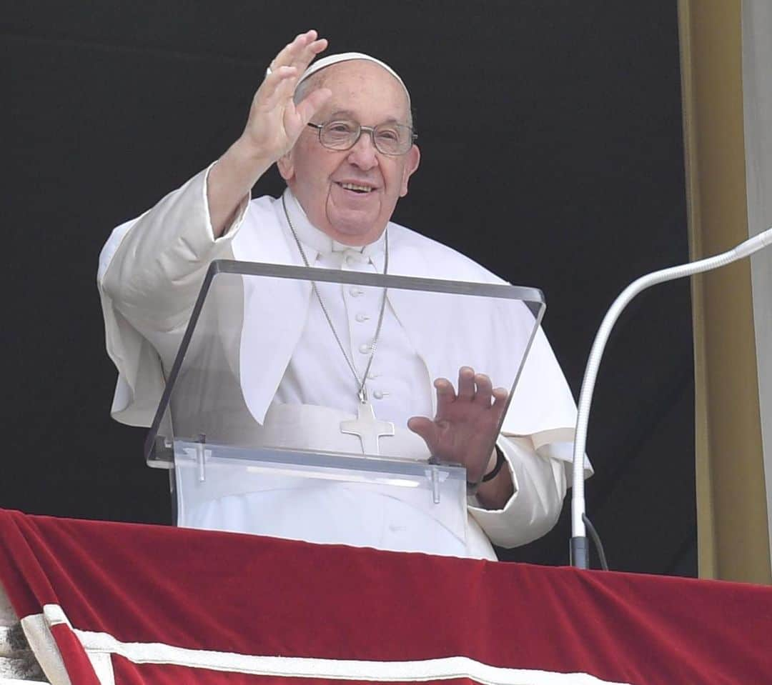 フランシスコ（ローマ教皇）さんのインスタグラム写真 - (フランシスコ（ローマ教皇）Instagram)「EN: Our God is communion of love: this is how Jesus revealed him to us. And do you know how we can remember this? With the simplest gesture, which we learnt as children: the sign of the cross. #MostHolyTrinity  PT: O nosso Deus é comunhão de amor: assim Jesus nos revelou. E sabem como podemos fazer para recordá-lo? Com o gesto mais simples que aprendemos desde crianças: o sinal da cruz. #SantíssimaTrindade ES: Dios es comunión de amor: así nos lo ha revelado Jesús. ¿Y saben qué podemos hacer para recordarlo? El gesto más simple, que hemos aprendido de niños: la señal de la cruz. #SantísimaTrinidad IT: Il nostro Dio è comunione d’amore: così ce lo ha rivelato Gesù. E sapete come possiamo fare a ricordarlo? Con il gesto più semplice, che abbiamo imparato da bambini: il segno della croce. #SantissimaTrinità FR: Notre Dieu est une communion d'amour: c'est ainsi que Jésus nous l'a révélé. Et savez-vous comment nous pouvons nous en souvenir? Par le geste le plus simple que nous avons appris dans notre enfance: le signe de croix. #SainteTrinité PL: Nasz Bóg jest komunią miłości: takim nam Go objawił Jezus. Co możemy zrobić, żeby o tym pamiętać? Najprostszy gest, którego nauczyliśmy się jako dzieci: znak krzyża. #NajświętszejTrójcy DE: Unser Gott ist eine Gemeinschaft der Liebe: So hat ihn uns Jesus offenbart. Wisst ihr, wie wir uns daran erinnern können? Mit der einfachsten Geste, die wir als Kinder erlernt haben: dem Kreuzzeichen. #AllerheiligsteDreifaltigkeit」6月4日 22時33分 - franciscus