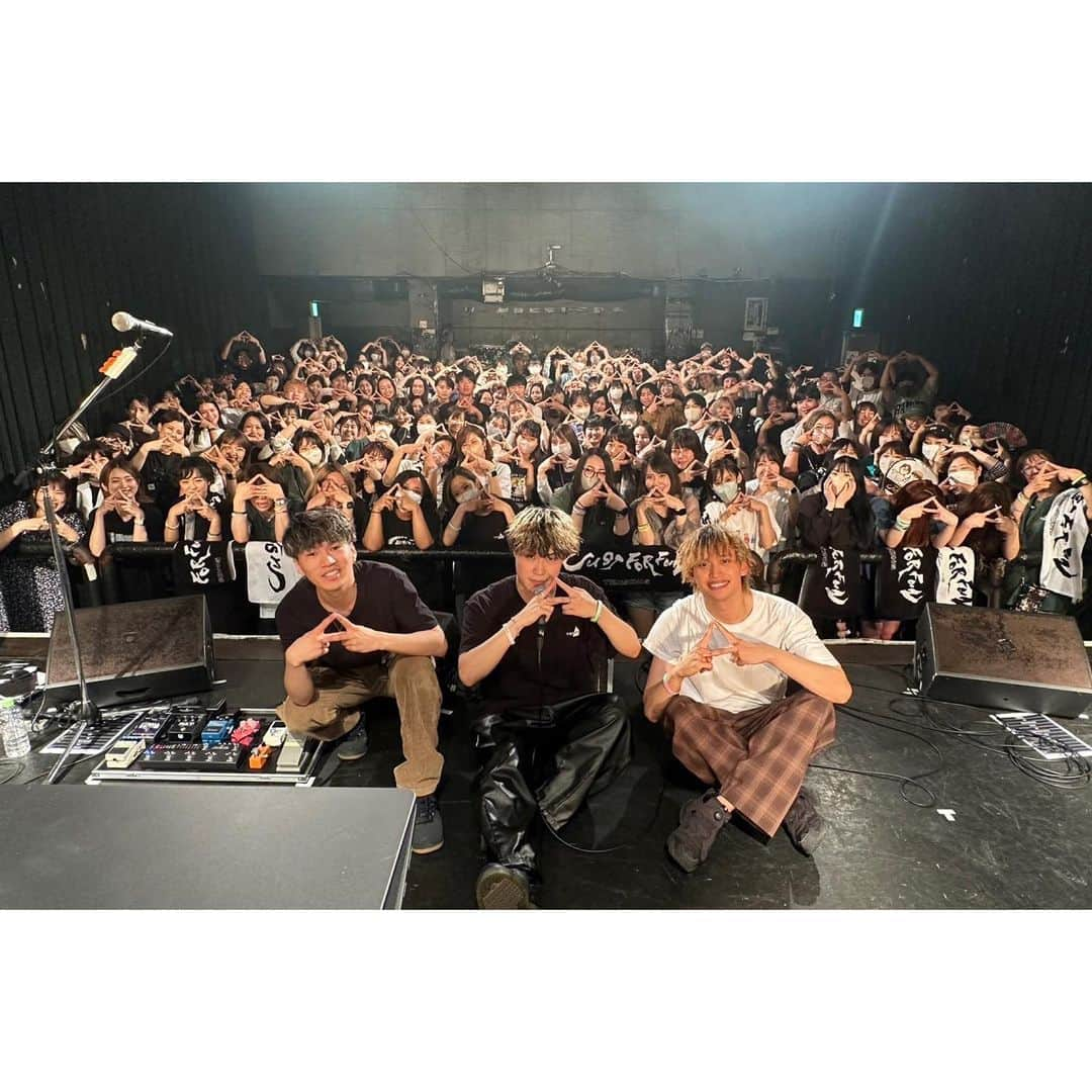 TENSONGのインスタグラム：「2023.06.02(Fri) No.39-千葉・柏PALOOZA  ／ Thank you 千葉🔥 ＠柏PALOOZA ＼  関東エリア初陣❤️‍🔥 千葉県有難うございやした‼︎ 生憎の天気の中でも足を運んでくださって嬉しかった〜😭 無事に帰れたかな…？ 最高に楽しい空間を作って頂いて感謝感激です🙏 まだまだ突っ走るぜ〜🏃‍♂️💨  @voisquarecat  @eow_jpn  @furachinarhythm   NEXT▶茨城 06/09(FRI)@水戸ライトハウス  #らいぶ #TENSONG #TENSONG47 #sing #song #vocal #guitar #dj #instalike #instagood #instagram #music #JUSTFORFUN #LIVE #全国47都道府県ツアー #対バン #新曲 #コイビトミマン」