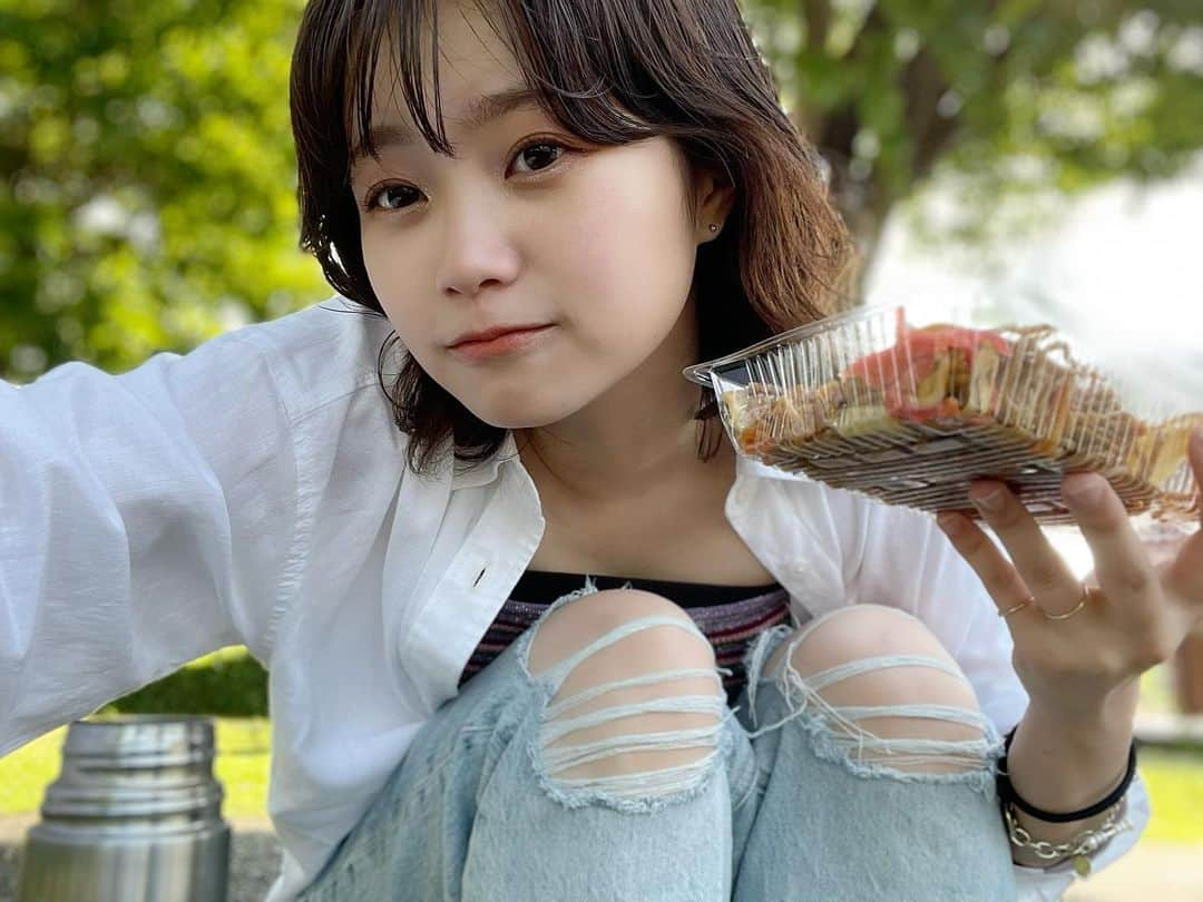 鹿沼亜美のインスタグラム：「外で焼きそば タベテヤッタ🦭  それにしても King Gnuのライブの余韻が凄いです。  #ピクニック #ピクニック弁当 #横浜 #kinggnu」