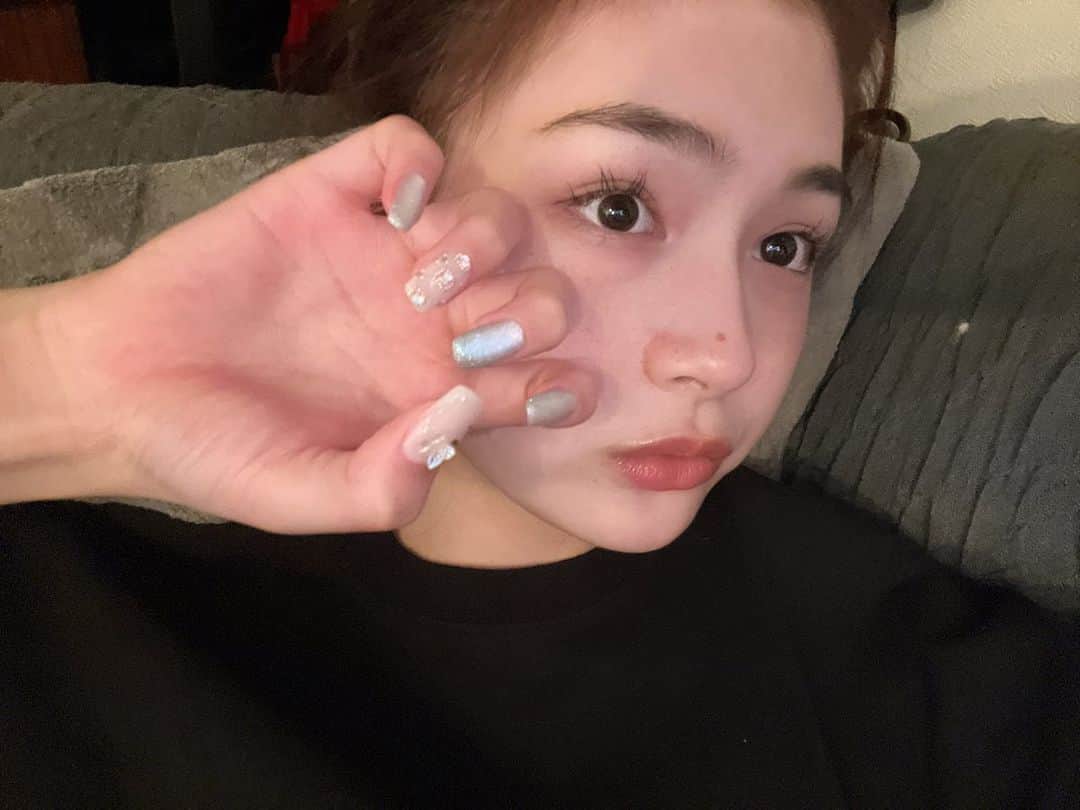 椎名亜美のインスタグラム：「1ヶ月半ぶりにネイル変えたよ〜💅 蝶々のせたの🦋 @lume.___m  まりんさんいつもありがとうございます😧🩷」