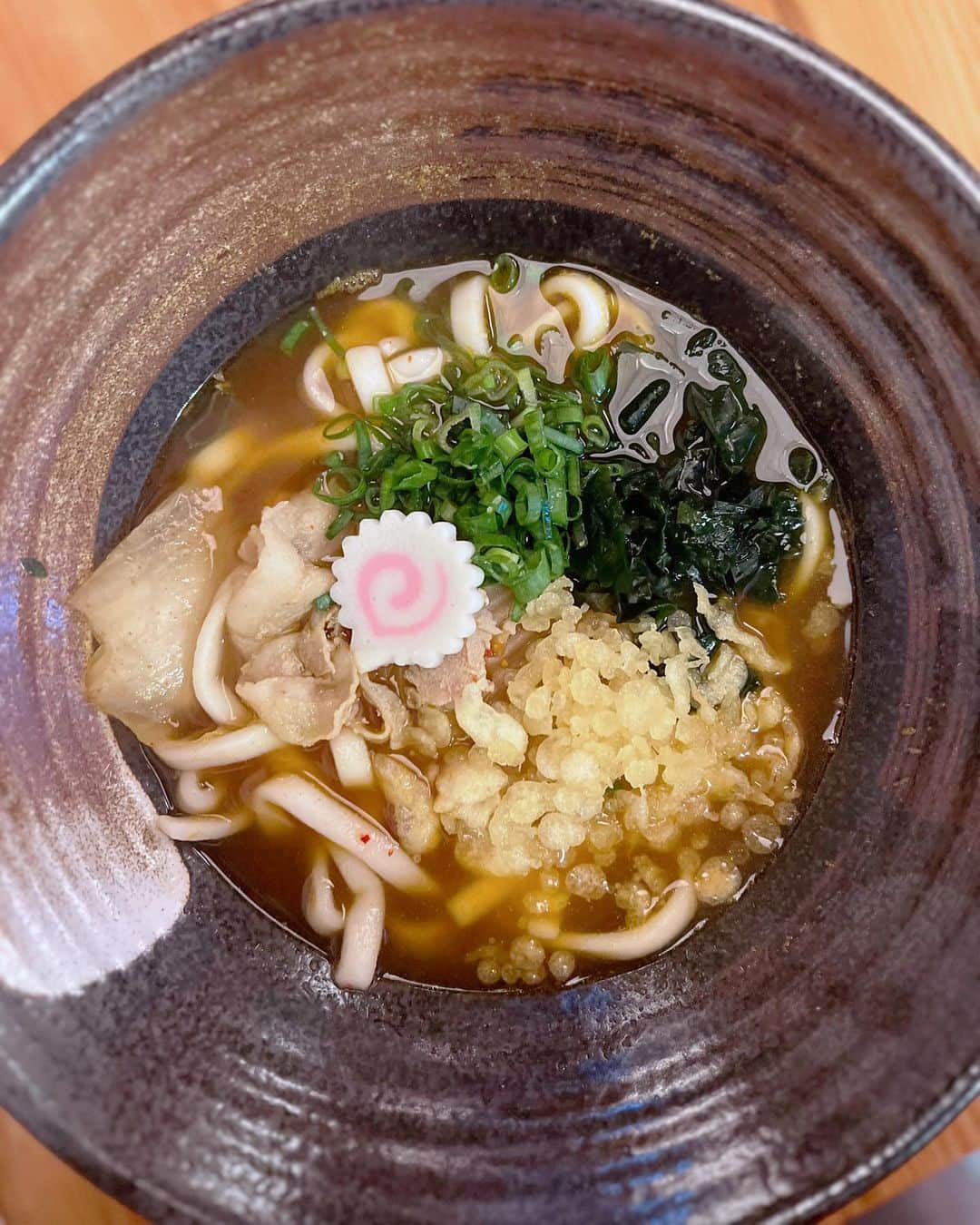 石井あみさんのインスタグラム写真 - (石井あみInstagram)「𓊆Cebu Udon 𓊇  🍥子どもってなんであんなに うどん好きなの？  うどん屋専門店がセブ島に 出来ました。 (オットがゼロから作りました)  お店で製麺している 出来たてのうどん。  これこれ〜ってなる 日本のお出汁の味。 疲れたカラダに染み渡ります。  肉うどん、とり天うどん、 サイドメニューのネギおにぎり、 カンクンの天ぷらも オススメです。  ぜひ行ってみて！  @neotokyo.cebu  に行けば お気に入りの 日本レストランが見つかります。  #cebu#ceburestaurants  #セブ島#cebuamiグルメ  #neotokyo#neotokyocebu #うどん屋 #うどん屋ebisu」6月4日 22時42分 - ami_cebuyolo