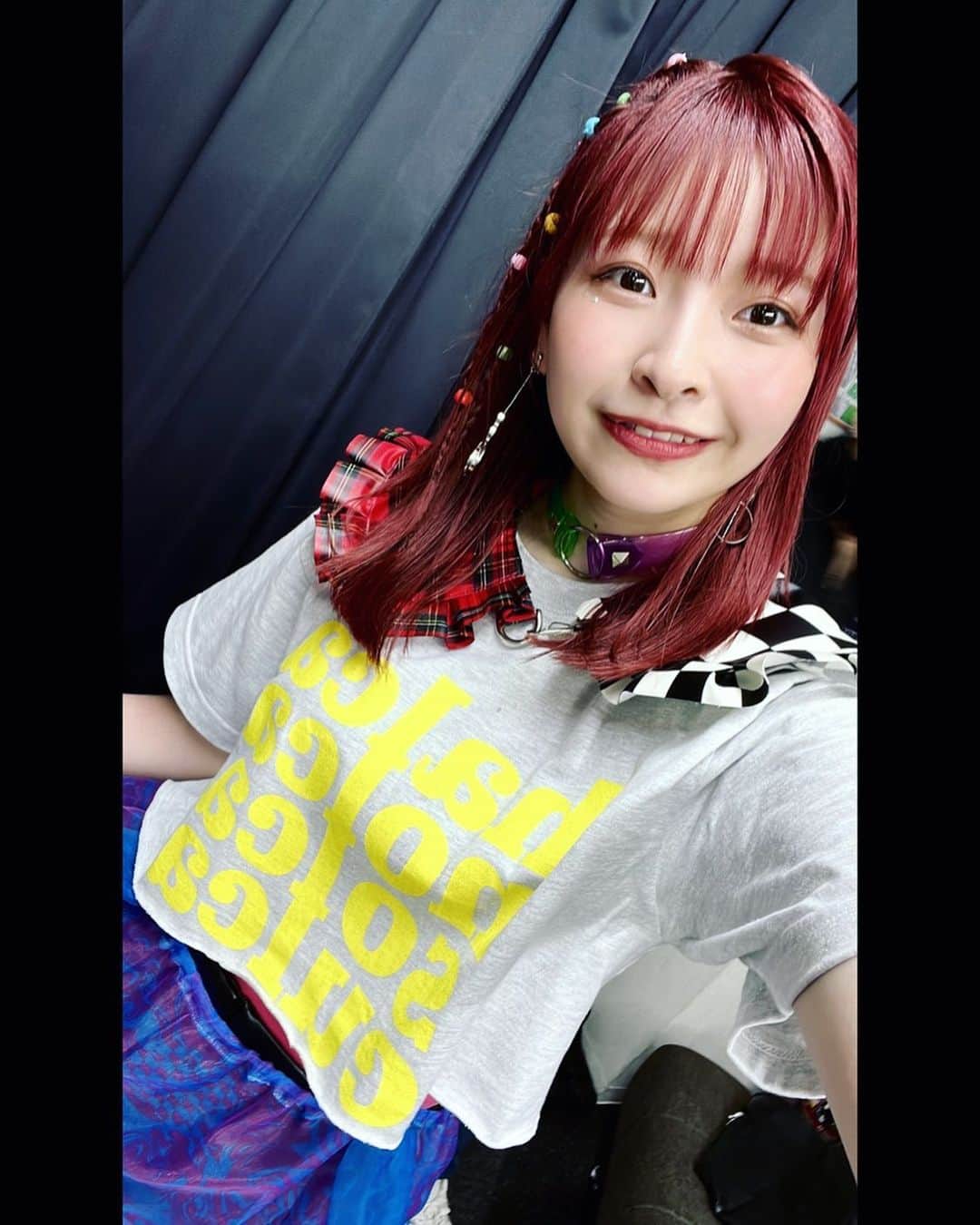のインスタグラム：「first tour "nolca solca culca" アンコール衣装！ ⁡ ⁡ スカート(ワンピース)&付け襟&チョーカーは 本編の衣装と同じく escalate さんのもの！🩵 ⁡ ⁡ わたしがスカートとして着用していたお洋服は、 実はワンピースとして着ることもできるんですって！✨ ⁡ 青と紫のシースルーなデザインが涼しげで素敵♪ この色の組み合わせ好きです💙💜 ⁡ ライブは本当に暑いので、アンコールで 爽やかな色を目にできると良いリフレッシュになります🥰 ⁡ 付け襟はチョーカーと同じく、 左右ちがうデザインのもの見たの初めて！！✨ なにこれオシャレー٩(*>▽<*)۶ 個人的に金具のところもお気に入りで、 ナスカンになっててめちゃ付けやすいの！ アンコールってみんなが呼んでくれてる間に やったー！と思いながら大急ぎで着替えてるから これは機能的でめちゃありがたい！✨ 急いでなかったとしても、シルバーがあることによって ちょっとゴツくなってかわいいの😍⛓️✨ ⁡ チョーカーは本編でつけているもののクリアバージョン♪ やっぱり左右で色ちがうのがかわいい！ ひとつで今日は右がこの色〜、今日はこっち〜とか できるのが楽しくて良い！！ ⁡ 本編のハーネス&チョーカーと同じく、 付け襟とのバランスを見て毎回こだわって 装着してました٩(*>▽<*)۶かんぺき！ ⁡ 今後のライブでもプライベートでも身につけたいなあ🤍 ⁡ #halca #はるっくぶっく #halookbook #halcanolcasolca #nolcasolcaculca #escalate #ライブ衣装 #付け襟 #チョーカー #パンクファッション」