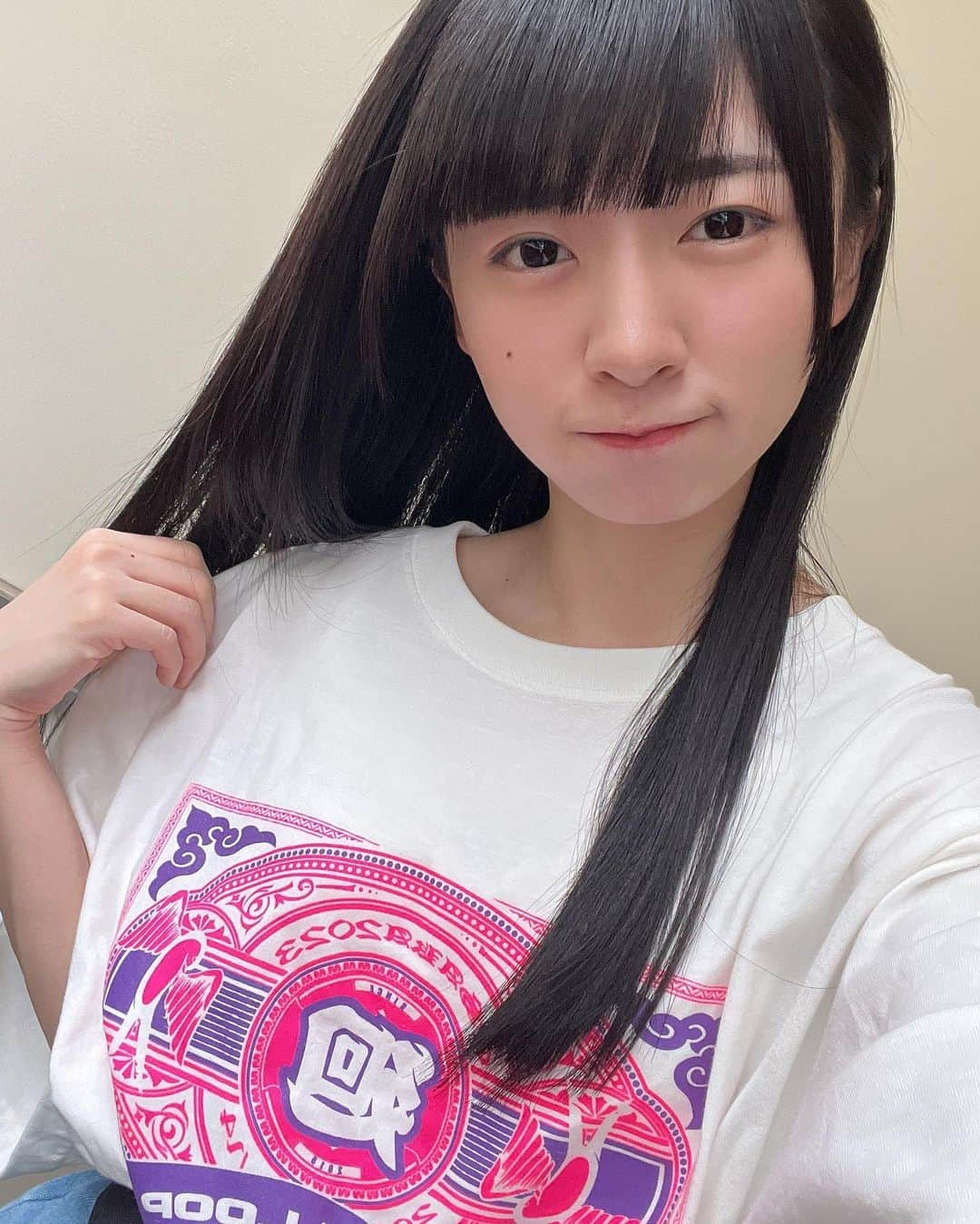 橋本美桜さんのインスタグラム写真 - (橋本美桜Instagram)「マワループTシャツを密かに集めているのだが、前回ゲットしそびれた私に主催さんがわざわざ送ってくださいました🫨嬉⁡ ⁡ ⁡ ⁡ ⁡ ⁡ #アイドル #IDOL #偶像 #パッツン前髪 #ロングヘア  #黒髪 #黒髪ロング #黒髪ストレート #ストレートヘア #Tシャツ #ナチュラルメイク #自撮り #makeup #ootd」6月4日 22時36分 - mio_ebichan