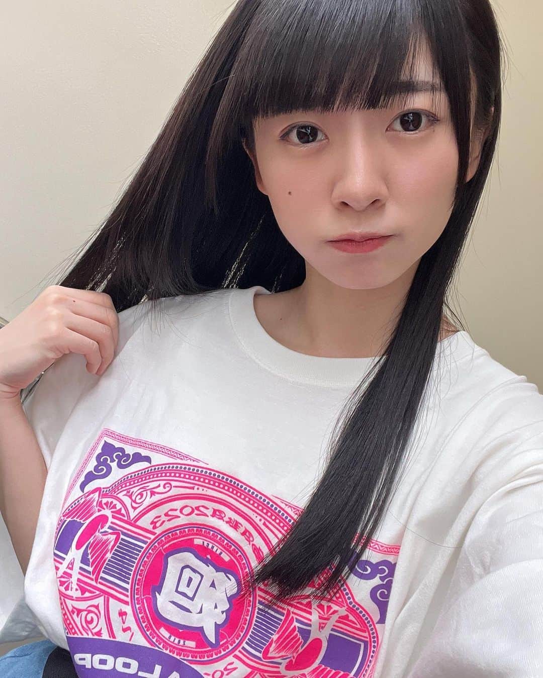 橋本美桜のインスタグラム：「マワループTシャツを密かに集めているのだが、前回ゲットしそびれた私に主催さんがわざわざ送ってくださいました🫨嬉⁡ ⁡ ⁡ ⁡ ⁡ ⁡ #アイドル #IDOL #偶像 #パッツン前髪 #ロングヘア  #黒髪 #黒髪ロング #黒髪ストレート #ストレートヘア #Tシャツ #ナチュラルメイク #自撮り #makeup #ootd」