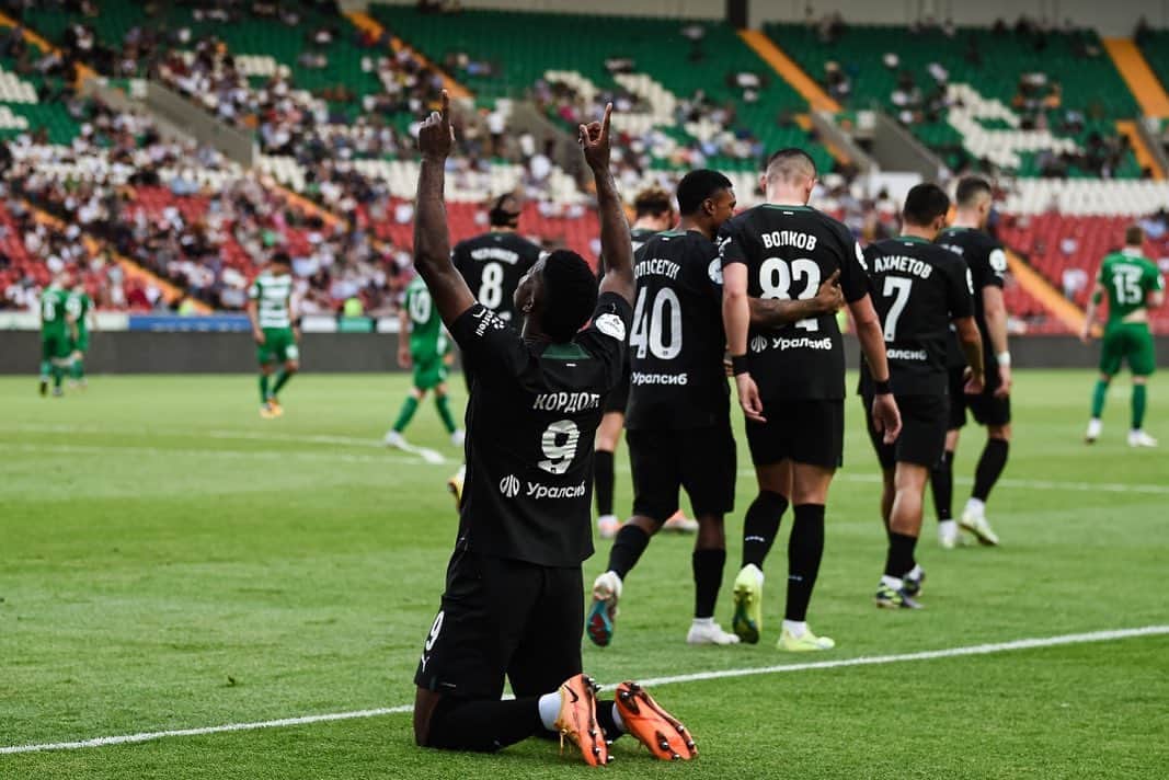 ジョン・コルドバさんのインスタグラム写真 - (ジョン・コルドバInstagram)「Terminamos la Liga sumando y con gol. Gracias equipo y afición 💚  Ahora nos queda un último paso, la final de Copa. ¡¡Vamos @fckrasnodar!!💪🏾🙏🏾🏆⚽️」6月4日 22時38分 - jhoncordoba9
