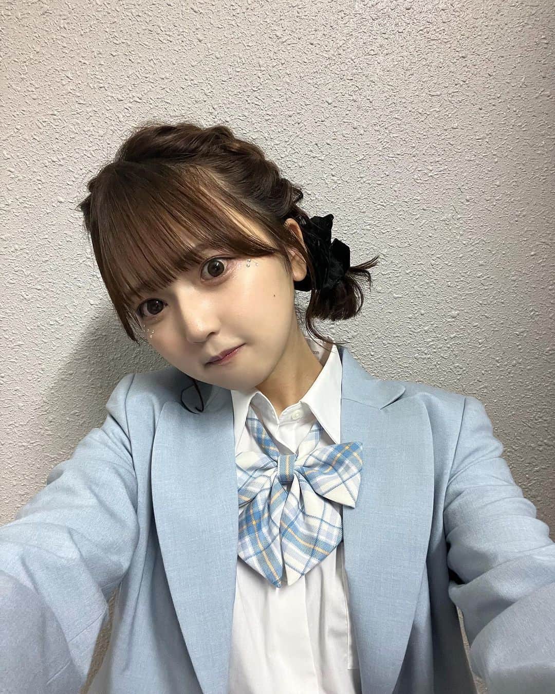 のインスタグラム：「何億年ぶりかの制服＆自撮りげげ  … GAKUSEI RUNWAY produce by @kansaicollection  たのしかったです！🩵 いろんなお洋服と、なんだかずっと楽しそうな私を添えて」