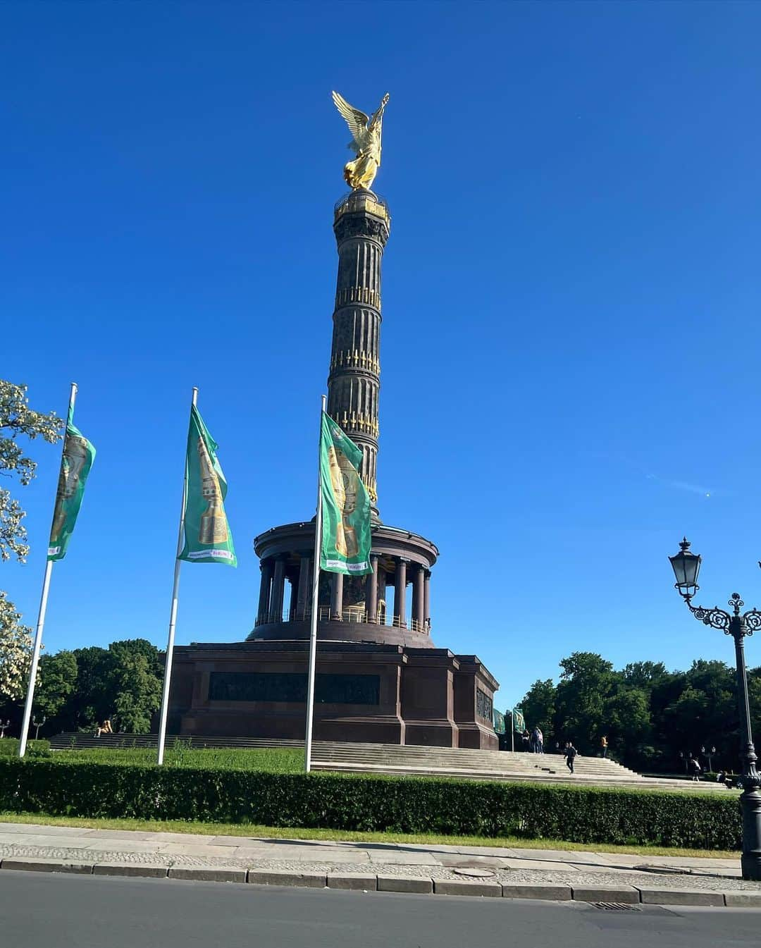 ローマン・ヴァイデンフェラーさんのインスタグラム写真 - (ローマン・ヴァイデンフェラーInstagram)「Pokalfinale 2023. Berlin ist immer eine Reise wert. #dfb #pokalfinale #berlin #eintrachtfrankfurt #rbleipzig @dfb_pokal @philipplahm @euro2024 @lisa_ramuschkat @flyeralarm.official @sportfiveagency」6月4日 22時39分 - romanweidenfeller