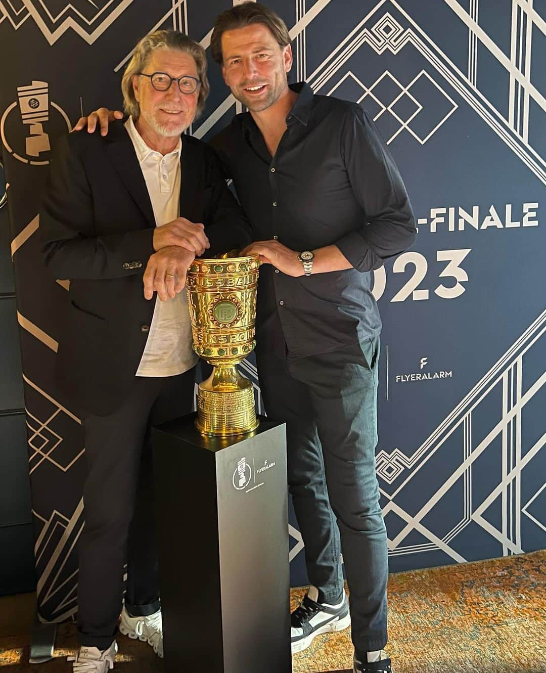 ローマン・ヴァイデンフェラーさんのインスタグラム写真 - (ローマン・ヴァイデンフェラーInstagram)「Pokalfinale 2023. Berlin ist immer eine Reise wert. #dfb #pokalfinale #berlin #eintrachtfrankfurt #rbleipzig @dfb_pokal @philipplahm @euro2024 @lisa_ramuschkat @flyeralarm.official @sportfiveagency」6月4日 22時39分 - romanweidenfeller