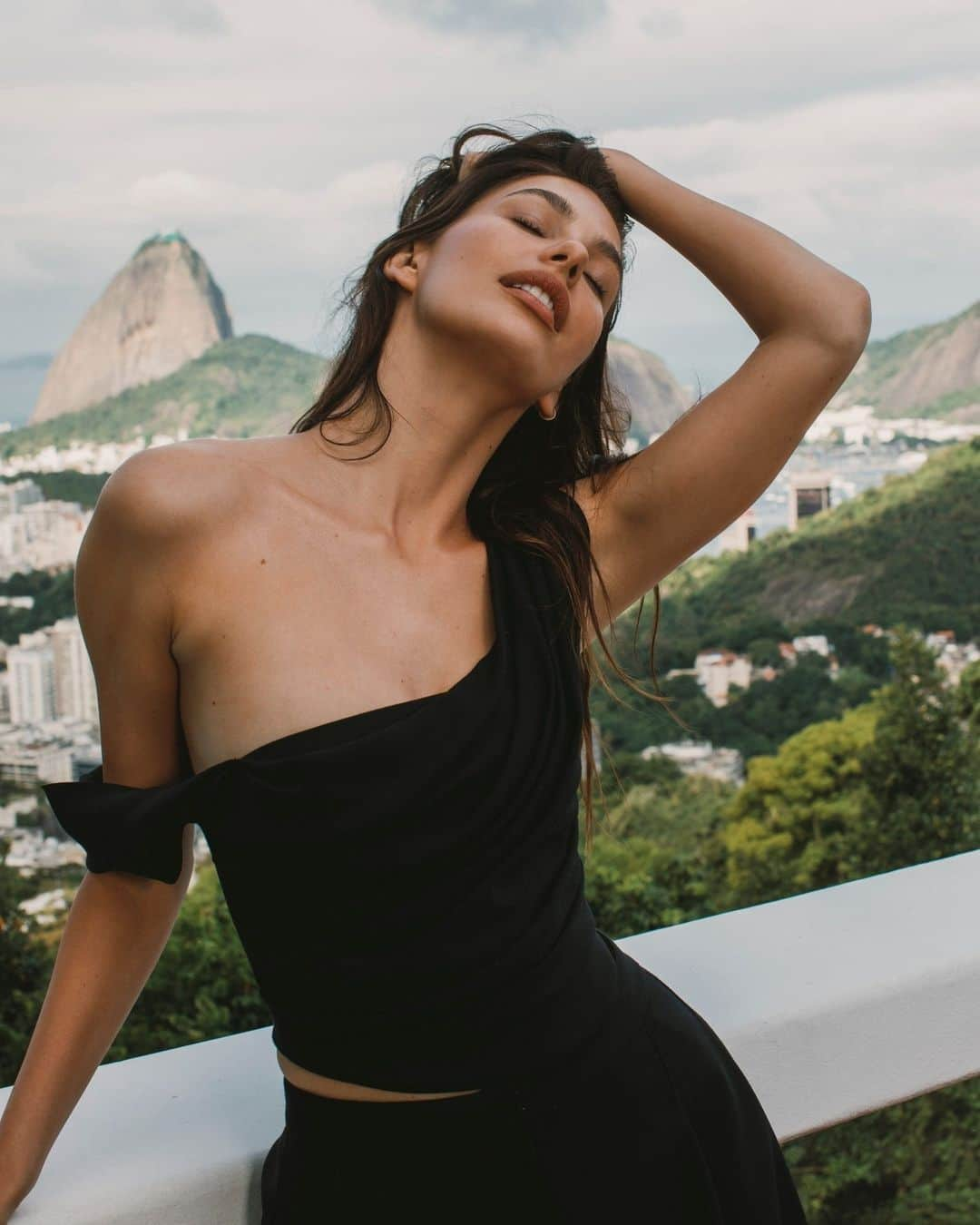 Vogueさんのインスタグラム写真 - (VogueInstagram)「To ready for a Rio runway, embodying the region’s innate summertime vibes is a must. “The show is at a beautiful outdoor venue in Rio—it’s very tropical here,” says #DaisyJonesandTheSix actor @camilamorrone, who attended @carolinaherrera’s resort 2024 seaside show. “This is my first time in Brazil, and I just wanted to do an homage to the beautiful Brazilian people.”  Tap the link in our bio for all the details on @camilamorrone’s Brazilian-inspired glam for the #CarolinaHerrera resort show.」6月4日 22時40分 - voguemagazine