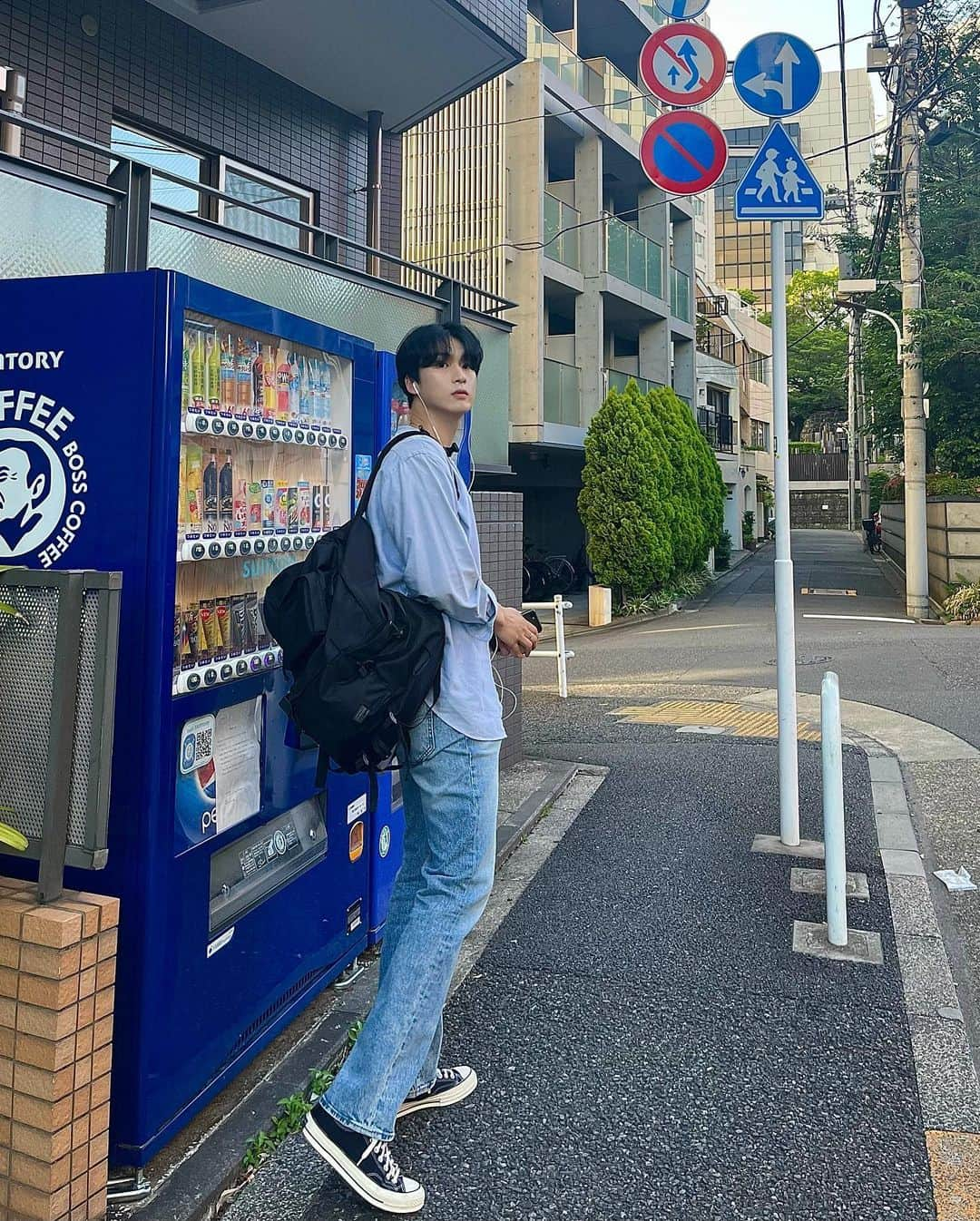 キム・カンミンのインスタグラム：「예뻤던 일본 마지막 날 👕👖👟🎧💙」