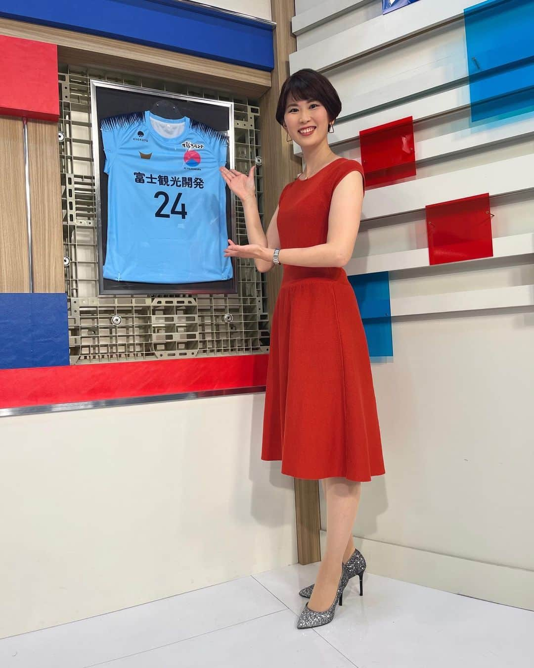 小松千絵のインスタグラム：「今日の #山梨スピリッツ ⚽️ （2枚目は誰かに呼ばれた瞬間）  #FCふじざくら山梨 のAWAY初勝利を伝えることができました✨ リーグはもう後半戦！ 次のホーム戦でもしっかり勝利し、連勝で後半戦を突き進んでいきたいですね🔥  #ヴァンフォーレ甲府 は悔しい敗戦😢 タイトな日程ですが、 天皇杯、リーグ戦共に勝利を期待したいです！！  来週11日は #小椋祥平 さんがご出演です！ お楽しみに♬  ピアス #HIJI工房 ヘアセット #CHARME #山梨県 #山梨 #yamanashi #甲府 #アナウンサー #ラジオパーソナリティ #ラジオパーソナリティー #ラジオ #radio #radiko #山梨放送 #ybsラジオ #小松千絵 #山梨スピリッツ #山梨スポーツ #ラジオ好きな人と繋がりたい」