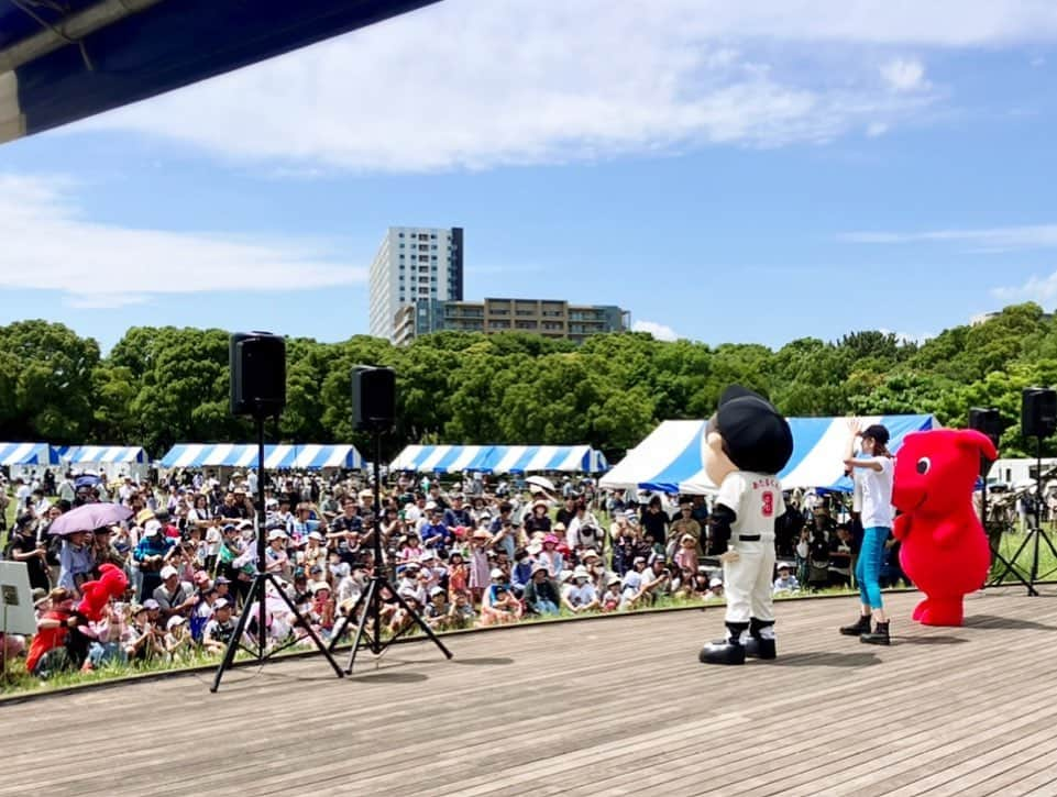 佐藤由季のインスタグラム：「#ミルクフェスティバル  2日目🐮モゥ〜たまらんっ☀️ 朝から青空と太陽と笑顔が眩しかった〜🤩 予想を遥かに超える多くの方々に お越しいただきありがとうございました🐄  #チーバくん #ホームラン坊や  と今日も一緒に楽しく盛り上がって バター作り教室やクイズ大会では 子どもたちが本当に元気いっぱい☀️ 問いかければすぐに大きな声でお返事！ 芝生広場を駆け回ったりステージにも！ ありがとうやバイバイもしてくれて とても温かい気持ちになりました🥹  ただ、、、お天気は暑過ぎました🥵 そんな中でもbayfmリスナーの皆さんや ファンの皆さんも駆けつけて下さり スタッフの皆さんも含めて 拍手や手振りが励みになりあっという間‼︎ 楽しく2日間ステージMCを務めることが 出来ました😆🎤 本当にありがとうございました🙏  久しぶりの屋外イベントMC 沢山の方々が集まる空間 そしてなんと言っても 笑顔がしっかり見えること😊 当たり前ではないことを経験したからこそ 見える景色に感慨深いものがありました🥹 この気持ちを大切に、 これからもひとつひとつのお仕事を丁寧に 務めさせていただきたいと思います🎤 支えて下さったスタッフ関係者の皆さんにも 大感謝🙏またお会いできますように…🥰  #ミルクフェスティバル2023  #千葉ポートパーク #円形芝生広場  #大盛況  #ありがとうございました  #晴天  #笑顔溢れる  #モゥたまらん 🐮 #bayfmリポーター  #フリーアナウンサー  #佐藤由季  #骨密度測定 をやりた過ぎて途中でストッキングをハサミで切ったのはここだけの話🤫笑 #結果はあまり良くない 😅 #牛乳たくさん飲みます 🥛 #bayfm新人スタッフKちゃんのフォローが完璧でした 🥹👏 #噂の可愛いマルちゃんとも写真が撮れた 😍 #ファンの方の投稿でお気に入りの写真があったのでいくつか使わせていただきました 📸 #イベント終わりのミルクジェラートは格別でした 🍨💕」