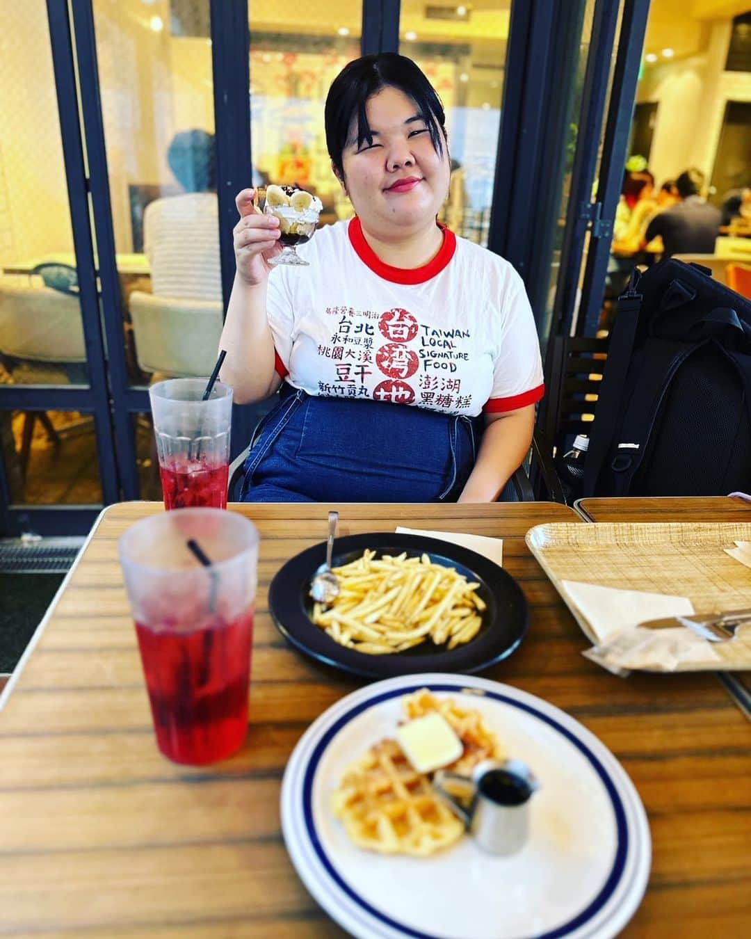 あんりのインスタグラム：「本日のコーデ  ワンチャン卓球強いかも女子  Tシャツ　台湾みやげ スカート　GU  お供 J.S BURGERS CAFE のワッフルとポテトと紅茶  #本日のコーデとお供  #コーデ #婚活 #J.SBURGERSCAFE」