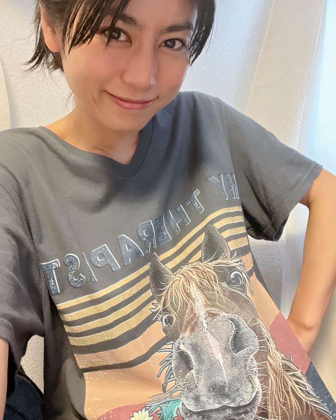 芳野友美さんのインスタグラム写真 - (芳野友美Instagram)「今日は#安田記念 ！ G1馬が10頭も出走するという豪華レース☆楽しみすぎて馬Tシャツ着ました（笑） 　 今回は#出走馬 が発表された時点で、軸は#ガイアフォース だ！という直感がなぜかあって、それを信じたんだけど惜しくも4着！！！ 一番悔しいパターン😭 それでも人気薄ながらよく頑張った！！ 　 #ソダシ ちゃんにも期待してたけど最後は伸びなかたね～。 　 そして勝ち馬は#ソングライン ☆名牝#ウォッカ 振りの連覇ということで、これからが楽しみな馬となりました♪ 　 早いもので上半期G1レースは#宝塚記念 を残すのみ！！ ほんと早っ！！」6月4日 22時46分 - yumi_yoshino_1980