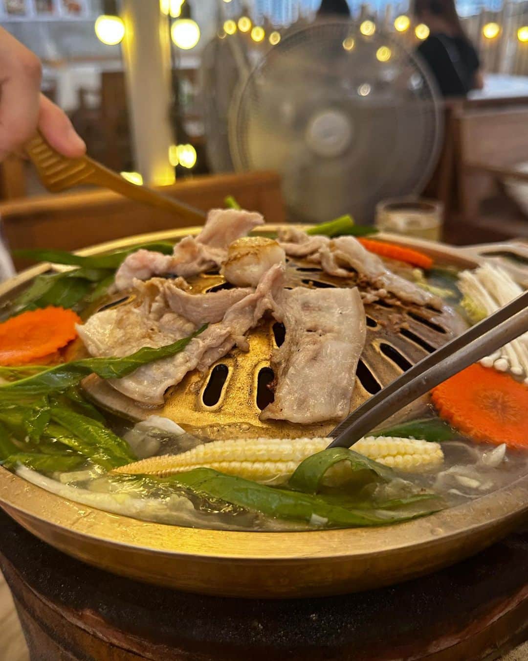 クォン・スジョンさんのインスタグラム写真 - (クォン・スジョンInstagram)「현재 방콕 체감온도 40도 🥵🥵  무카타는 땀 뻘뻘 흘리면서 먹어줘야함  분위기도 맛도 만점. 헿 행복하다   #무카타 #mookata #bkk #ekkamai #태국음식 #로컬맛집」6月4日 22時49分 - sujung92k