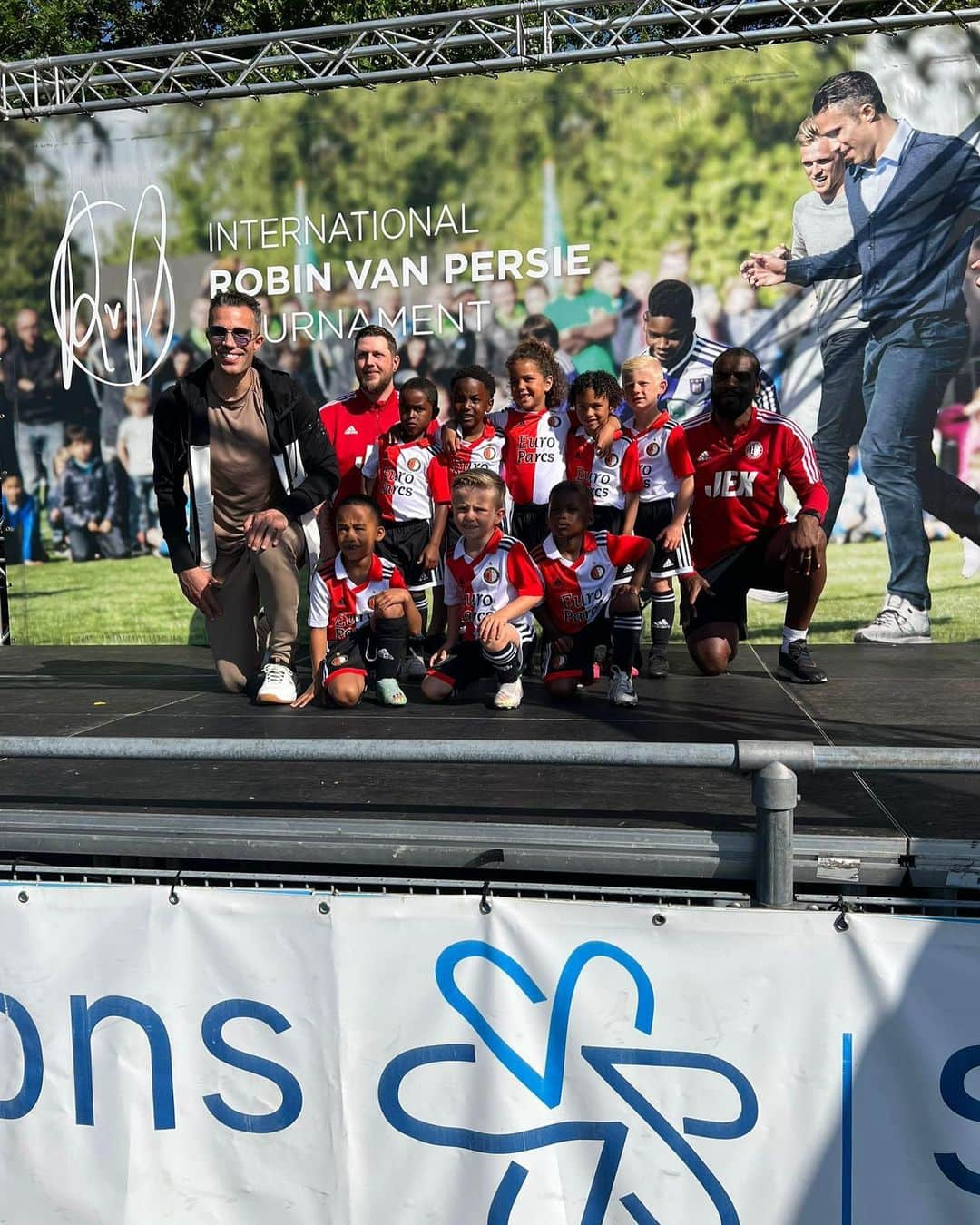 ロビン・ファン・ペルシのインスタグラム：「@rvpersietournam 2023 ✅  A big thank you to all volunteers, sponsors and participating teams. Hope you had a fantastic weekend 🤩⚽️☀️!   See you next year @vdl_maassluis 👏」