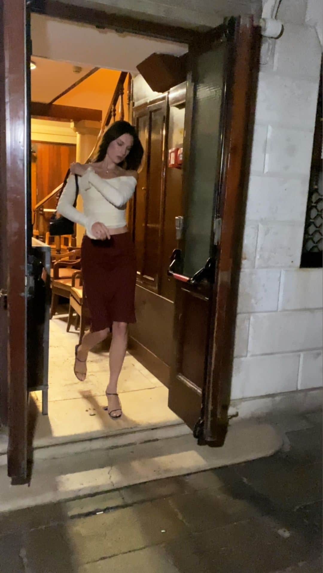 ジャクリーン・ヤブロンスキーのインスタグラム：「Shopping for summer vacation looks while listening to the construction out my window on this Sunday.」