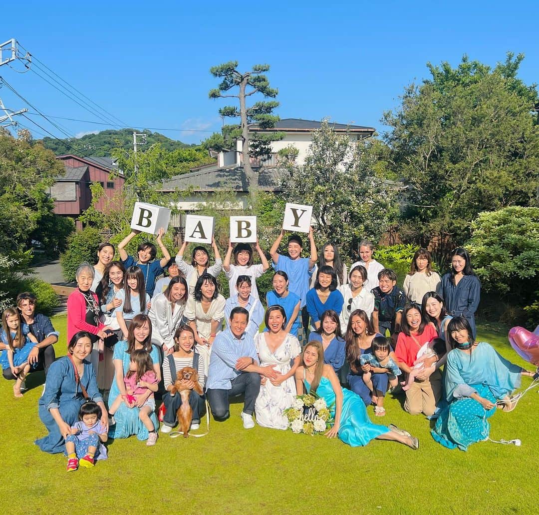 のインスタグラム：「🤍🩵🤍🩵BABY SHOWER 🩵🤍🩵🤍 ⁡ 朝に警報が解除され、台風🌀が去り カラッとした晴天に☀️ みんな驚きの奇跡のような展開✨ ⁡ 命が生まれること。妊娠そのものも奇跡。  笑顔がいっぱいで、 『愛』しかなかった空間でした🩵😢 ⁡ まさに1年前の今日。 手術をした大切な日でした。 ⁡ 夫の想いがこもった英語スピーチから始まり…✨💯 涙なしに語れなかった時間で。 妹や友人の涙も😢  みんなが心を共鳴させてくれていた空間は、 感謝でいっぱいに🌱 ⁡ ⁡ 祝福してくれてありがとう✨ ⁡ 急遽決めたベビーシャワーで、 呼びたかった人、 来れなかった人も沢山いたのですが💦 お祭り企画するのが好きなので、 ワイワイする機会をまた作りたい☘️🎉 ⁡ ⁡ 今夜は、射手座の満月🌕 次のステージを見つめ進化していく✨ ⁡ 色々なコトを振り返り… 未だ余韻にひたっています。  写真や動画ありすぎてまとまらない件😆  ラスト美しいサンセットが沁みたなぁ✨ 　  私のイメージを見事再現してくれたソソ葉山の 古民家空間や舞さんのケータリング、お友達のサポート。  最高の思い出ができました。 ありがとう🤍 ⁡ #babyshower #ベビーシャワー #love #family #mywellbeing #celebration #マイウェルビーイング #boy #🩵  ⁡」