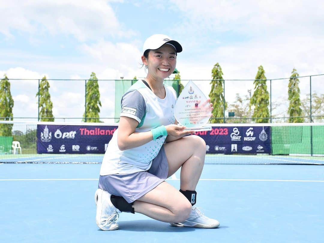 荒川晴菜のインスタグラム：「W25 Singles winner🥇🇹🇭  今年初タイトルです🏆 嬉しい〜🥲💕  いつもお世話になっているスポンサー、応援して下さっている皆様にもいい報告が出来て嬉しいです！  応援ありがとうございました💐  カメラマンさんがポーズ指定してくれていい感じに撮ってくださいました✌️   . #sbcメディカルグループ #アオヤマスポーツ  #カイロソフト #LMCU #ミューラージャパン #CWX #タマチャンショップ #カルノパワー #lottotennis #ウイルソン #anello」