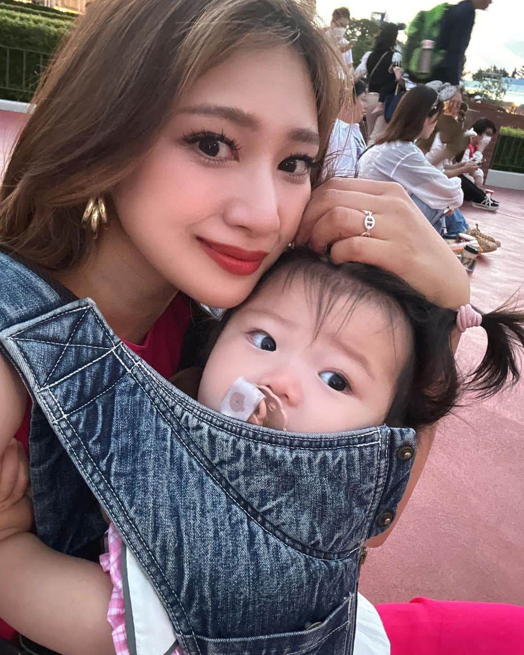 新井ニーニャのインスタグラム：「. 怒涛の1日🏰🤍  エレクトリカルパレードで 初のプレミアアクセス使った🥺🔥  #disneyland #5歳祝い」