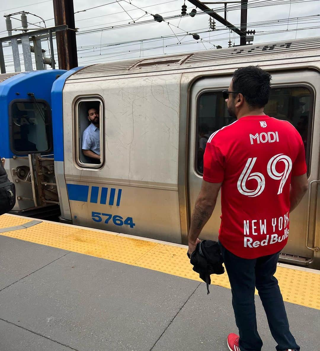 カル・ペンさんのインスタグラム写真 - (カル・ペンInstagram)「Great to be back at a match, NJ @newyorkredbulls 👏🏽👏🏽👏🏽👏🏽 Missed seeing @edelman_24 @mhalliday26 ⚽️🇺🇸🤞🏽」6月4日 23時04分 - kalpenn