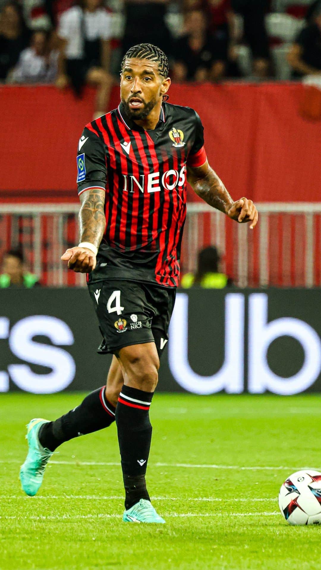 のインスタグラム：「🇧🇷 Un dernier 🍬 pour finir la saison @dantebahia 🔴⚫️ . . . #ogcnice #ligue1 #issanissa #dante」