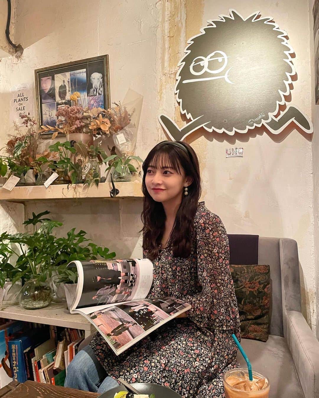 千葉祐夕のインスタグラム：「久々にカフェ行った 〜 🫖🎀  ちらっと見えてるキウイ。 アレルギーなので友達にあげましたが。笑」