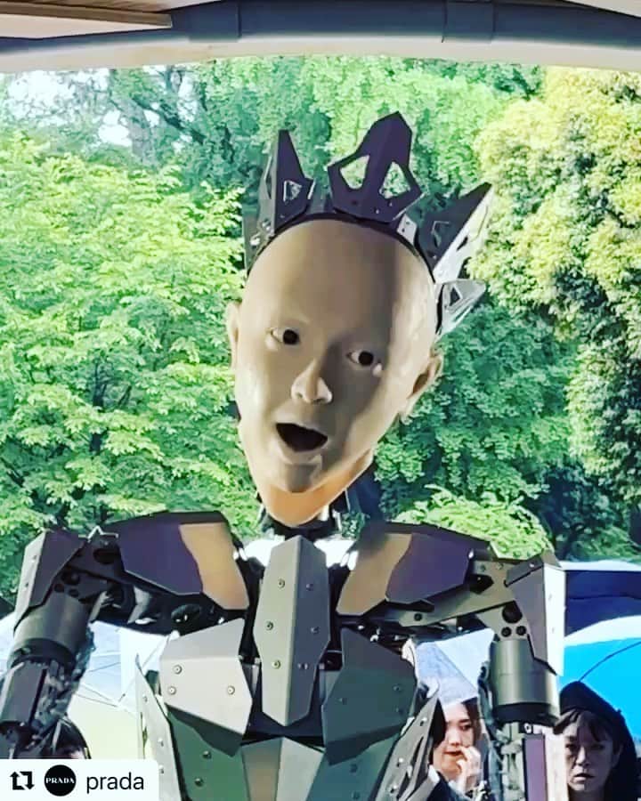 渋谷慶一郎のインスタグラム：「少し前になるけどPRADA  MODE でアンドロイド Alter4とやったライブパフォーマンス「Garden of Android 」について。GPTがこの日のイベントのシチュエーションを理解した上で「エデンの園」の読み替え、書き替えた歌詞を作り、アンドロイドが歌い続けるという白昼夢。音楽は僕が即興で弾くProphet10の演奏にAlter4がついてくることで二度と再現不可能なものになっている。10年後、100年後にこれを見た人間にとって、現在のアンドロイドとAI、音楽と言葉の記録のひとつになればと思う。このセット、アナログシンセサイザー一台とアンドロイドだけで出来る最小のライブパフォーマンスだからまたやりたいと思ってる。  A few weeks ago, I had the live performance of "Garden of Android" with Android Alter4 for @prada at PRADA MODE, where GPT generated texts based on “Garden of Eden" with knowledge of the situation of the day's event. Alter4 improvised my own melody with my performance. I hope that this is a good record of androids and AI, of music and words, for those who will see it 10 or 100 years from now. This set is the smallest live performance that can be done with just one analog synthesizer and an Android. I hope you will see it next time.」
