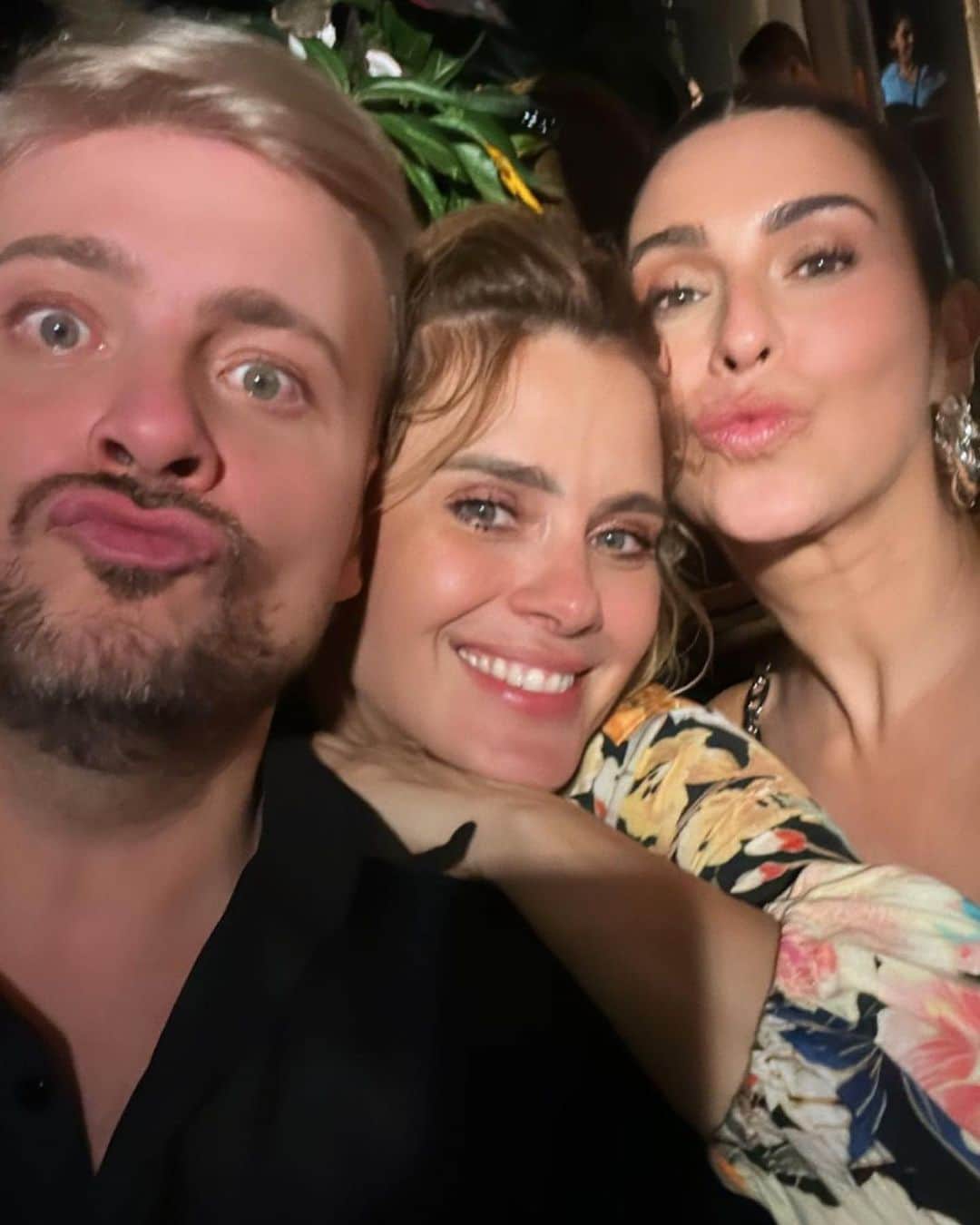 のインスタグラム：「eu não tirei nenhuma foto… na verdade só tirei o iphone da bolsa pra fazer um video do @pericles porque não sabia como agir e na hora não aguentei de amor de ver ele cantando com a banda do @feyjao.br pra @fepaesleme  festa boa é assim mesmo: a gente vive o presente  q é o maior presente de todos; e a dona disso merece cada pedacinho dessa alegria e emoção.  feliz tudo amor; amo tuuu」