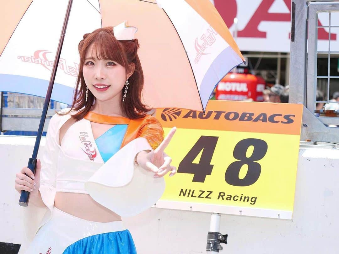 はにゅんのインスタグラム：「SUPER GT Rd.3決勝お疲れ様でした！  クラッシュによる赤旗終了で 48号車は決勝25位となりました。 台風から始まり、波乱の第3戦🌀  NILZZ Racing 次戦の走りにも期待です！  今回も沢山の声援ありがとうございました 次戦も熱い応援をよろしくお願いします💙🧡  #SUPERGT #スーパーGT #GT300 #NILZZRacing #植毛ケーズフロンティアGTR #鈴鹿サーキット #フロンティアキューティーズ #レースクイーン #Nissan #nismo  #新人部門 #日本レースクイーン大賞」