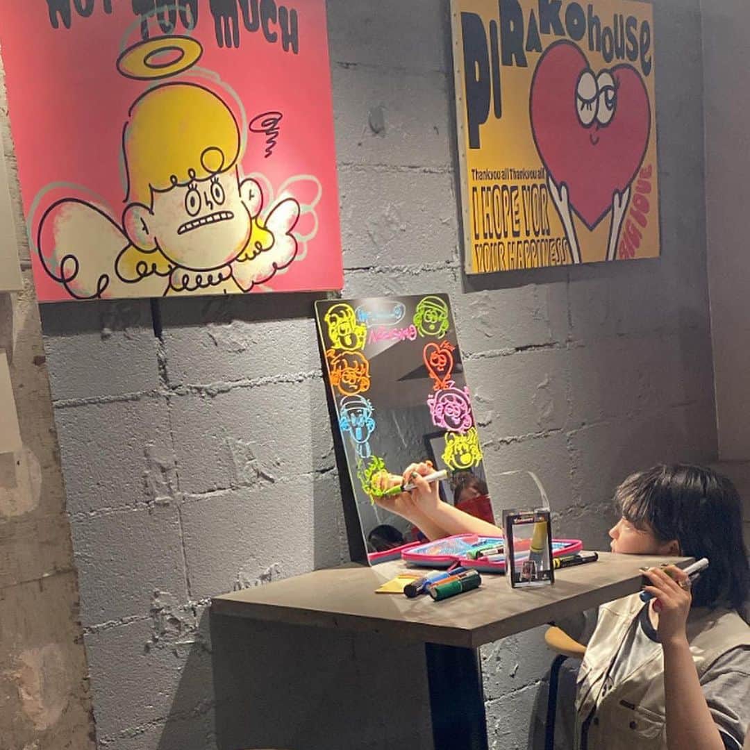 Pirakoのインスタグラム：「初日のライブペイント 沢山の方に見守られながら描いたカラフルミラーちゃん 可愛く描けてよかった🥟❤️ みんなこれで写真撮ってね盛れるよ🫣  在廊ちょー楽しかったぽかぽかです沢山ありがとう🥹🫶 また来週！長崎大好きになった🍎」