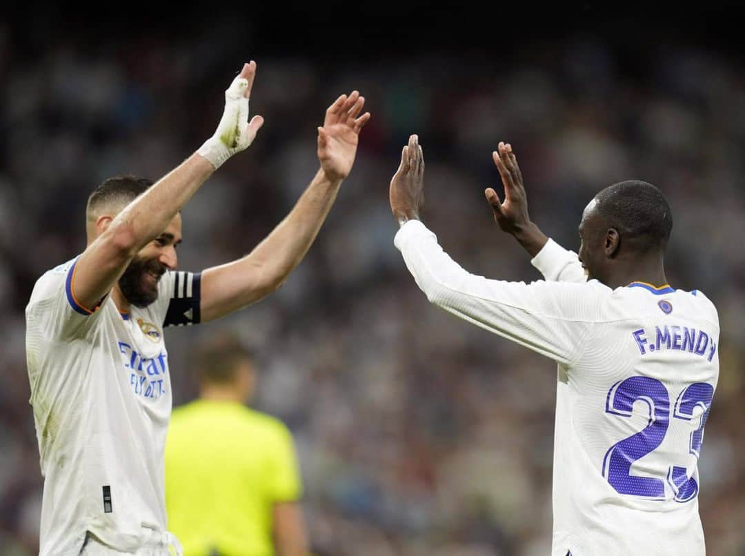 フェルランド・メンディのインスタグラム：「Frero ca a été un honneur de jouer avec une légende du football et du Real de Madrid comme toi. Merci pour tout et le meilleur pour la suite 🙏🏿 @karimbenzema」