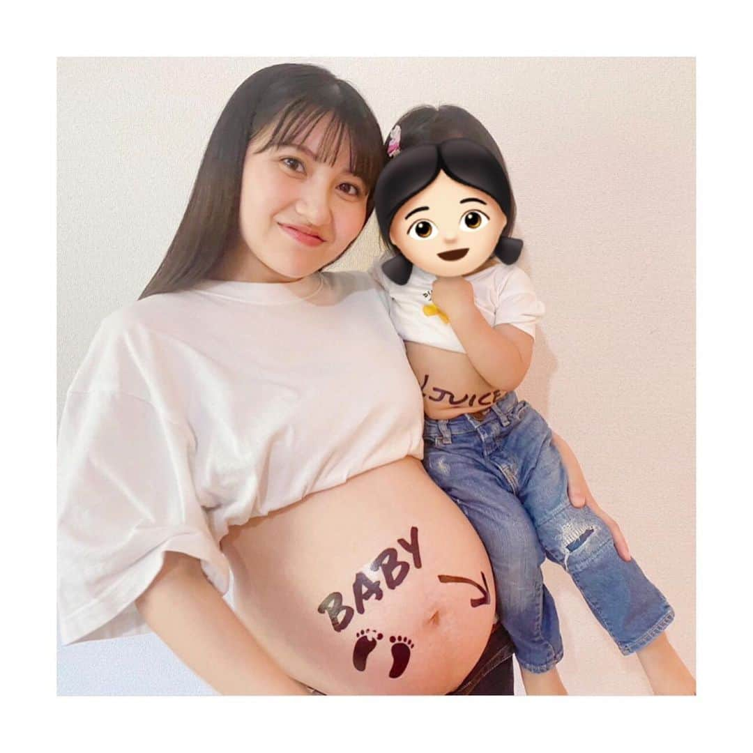 川添りなのインスタグラム：「🤰🏻🩵 娘とマタニティフォト~~🥰💓 娘のお腹に『juice🥤』 私のお腹に『baby🦶🏻』  大好きな娘と撮れて幸せ~~ 家族3人でも沢山撮りました👨‍👩‍👧  #マタニティフォトセルフ #マタニティフォト  #娘ラブ」