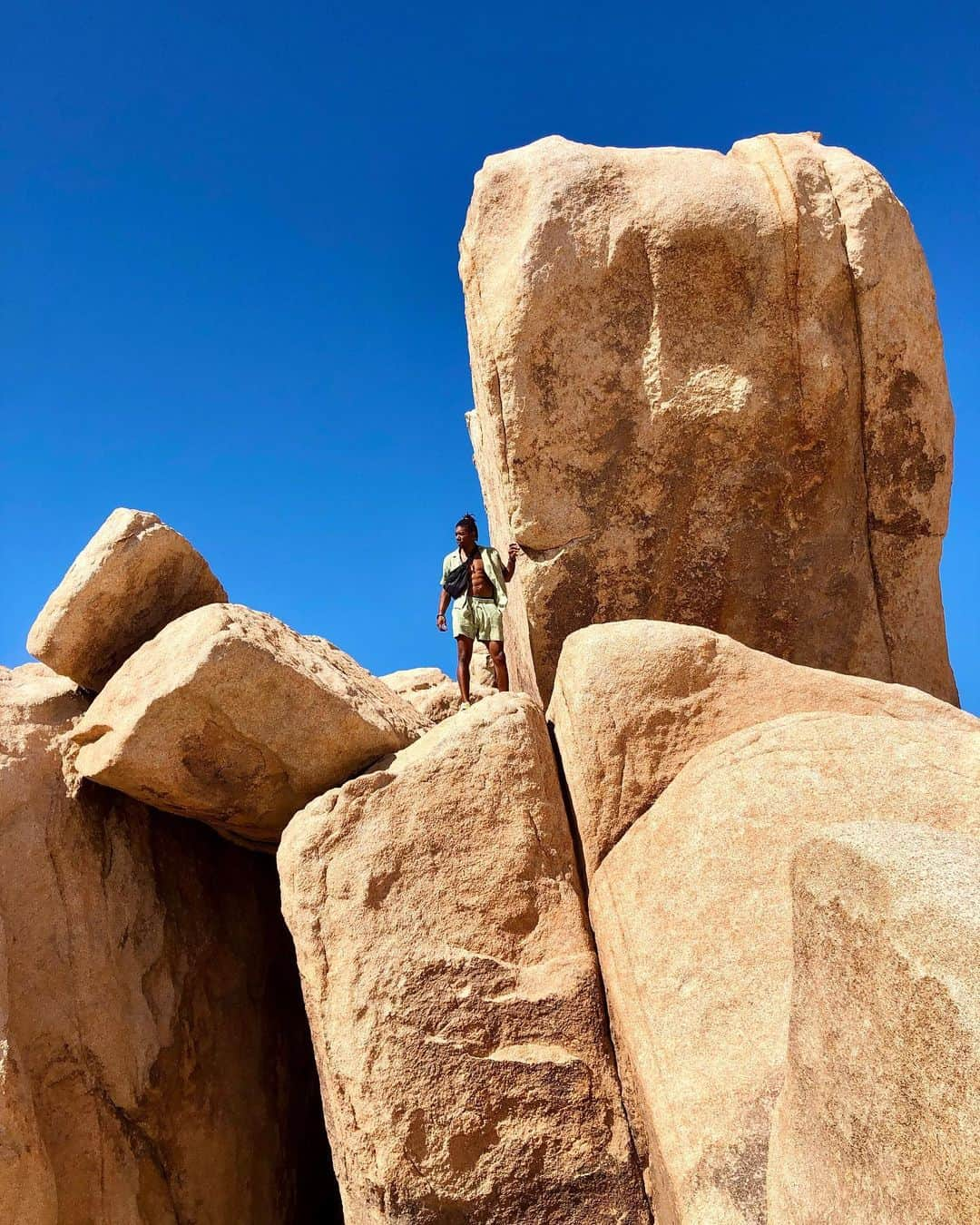 シェネルさんのインスタグラム写真 - (シェネルInstagram)「Recap on some of our nature fun in LA at Joshua tree. #nature #fun #love #joshuatree #travel #travelphotography #dessert #la #friends」6月4日 23時24分 - chenelleworld