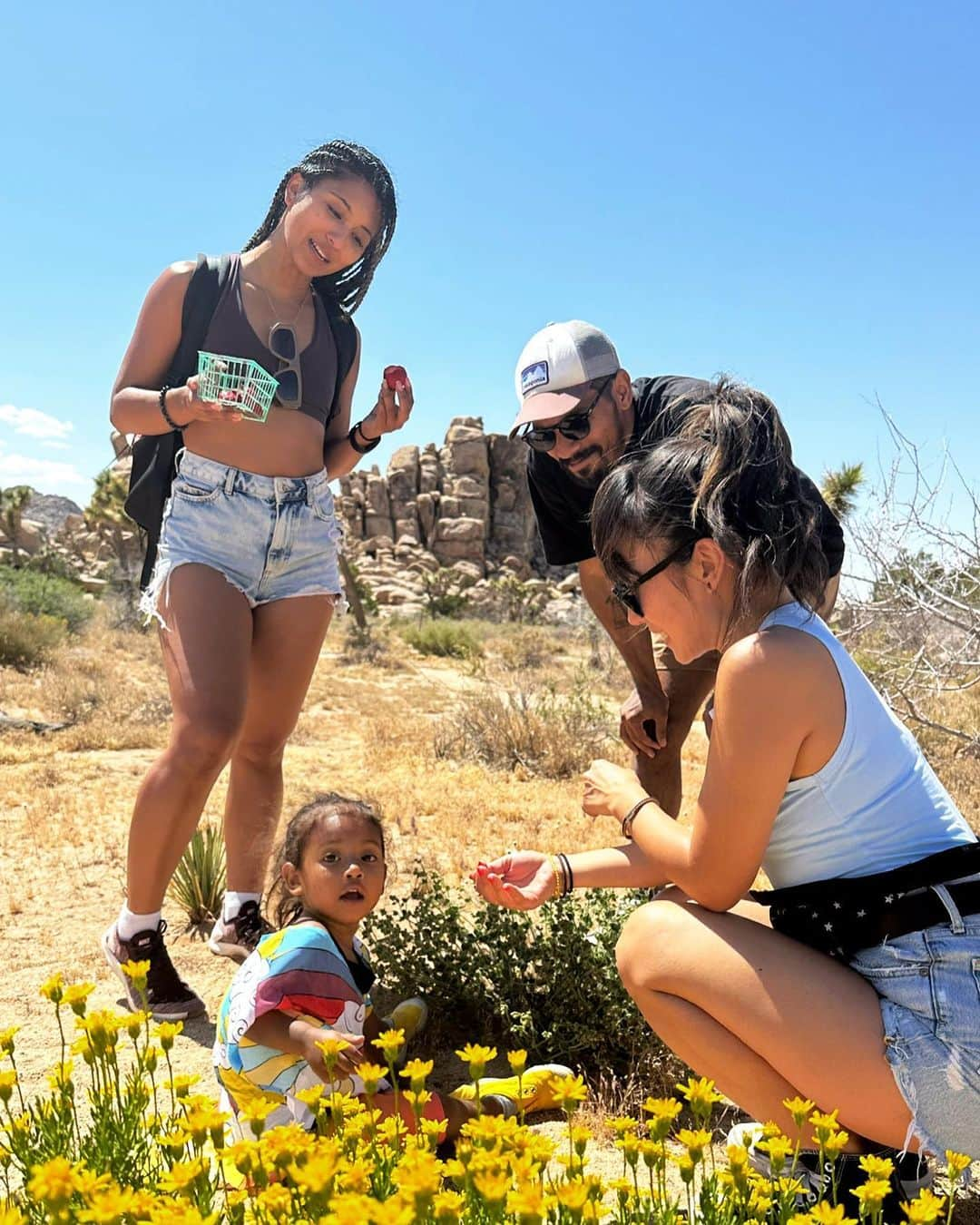 シェネルさんのインスタグラム写真 - (シェネルInstagram)「Recap on some of our nature fun in LA at Joshua tree. #nature #fun #love #joshuatree #travel #travelphotography #dessert #la #friends」6月4日 23時24分 - chenelleworld