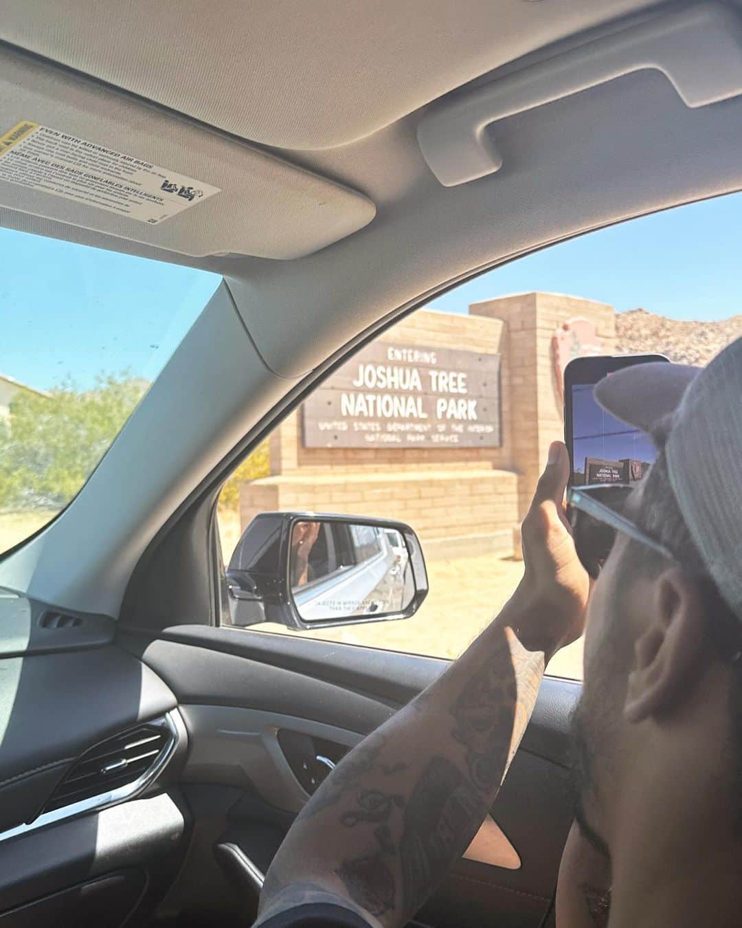 シェネルさんのインスタグラム写真 - (シェネルInstagram)「Recap on some of our nature fun in LA at Joshua tree. #nature #fun #love #joshuatree #travel #travelphotography #dessert #la #friends」6月4日 23時24分 - chenelleworld