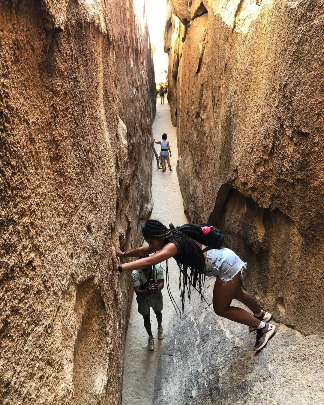 シェネルさんのインスタグラム写真 - (シェネルInstagram)「Recap on some of our nature fun in LA at Joshua tree. #nature #fun #love #joshuatree #travel #travelphotography #dessert #la #friends」6月4日 23時24分 - chenelleworld