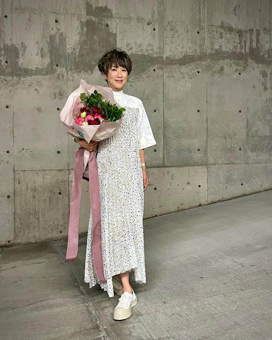 黒田知永子さんのインスタグラム写真 - (黒田知永子Instagram)「. うふ🩵62歳になりました🎂 毎年お誕生日ってくるのね〜当たり前笑 何はともあれ、楽しんじゃった者勝ちなのかな？ものは考えようだなと思う62歳です☺︎ 美味しいご飯とケーキとお花とおめでとうの言葉🥳 ありがとう🩵  one-piece… @plan_c_official  sneaker… @marni   #昨日はお誕生日でした🎂  #めでたいめでたい #お花のリボンがほどけてたよ〜 #健康第一で #黒田知永子 #chiekokurod」6月4日 23時25分 - kuroda_chieko